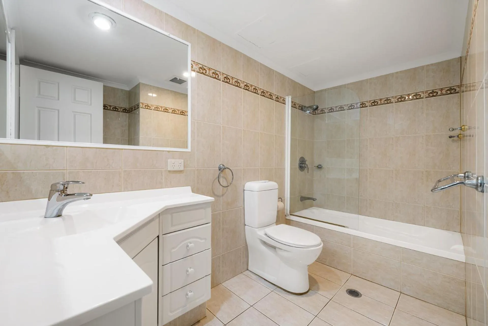 Shower in South Pacific Plaza - Official