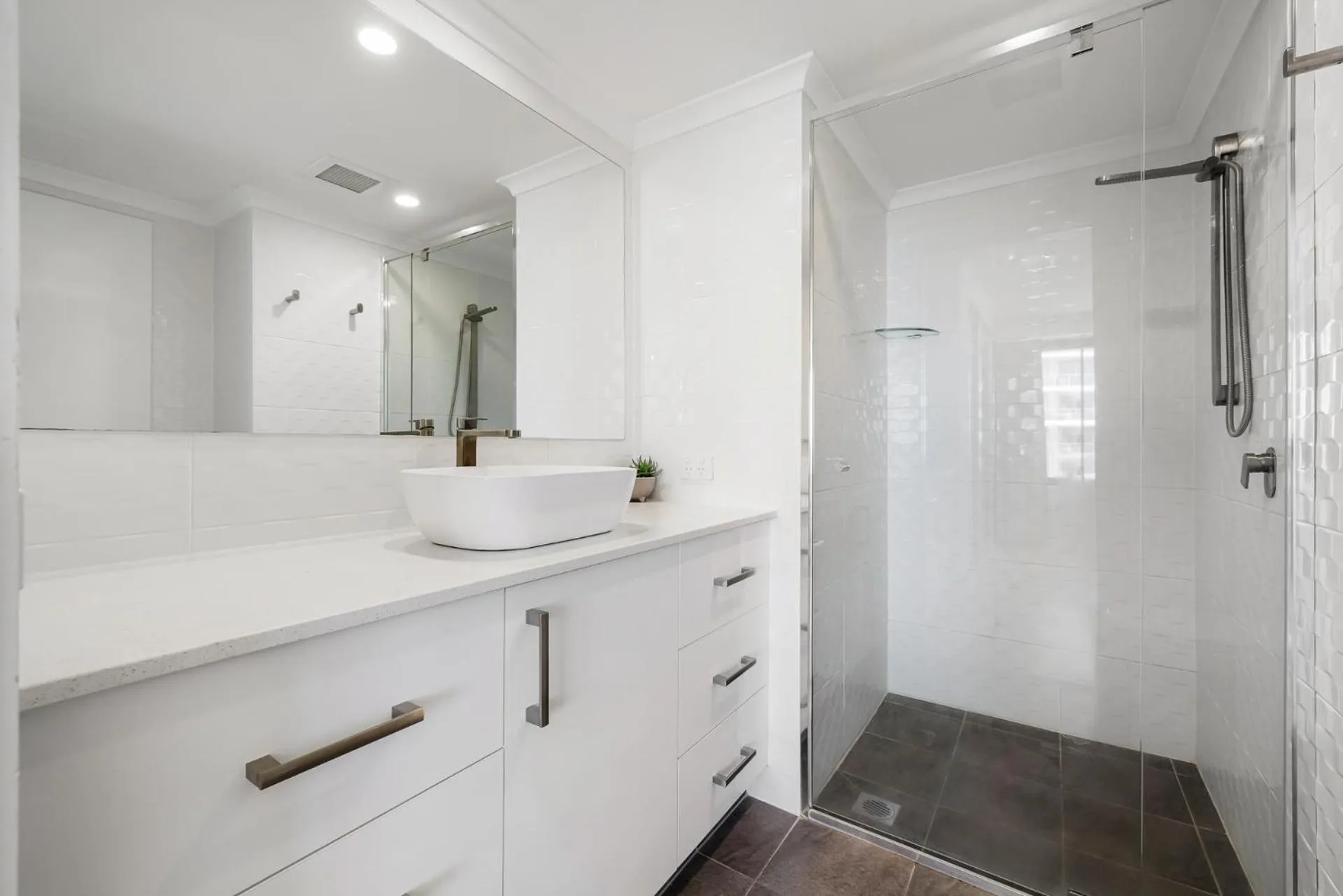 Shower in South Pacific Plaza - Official