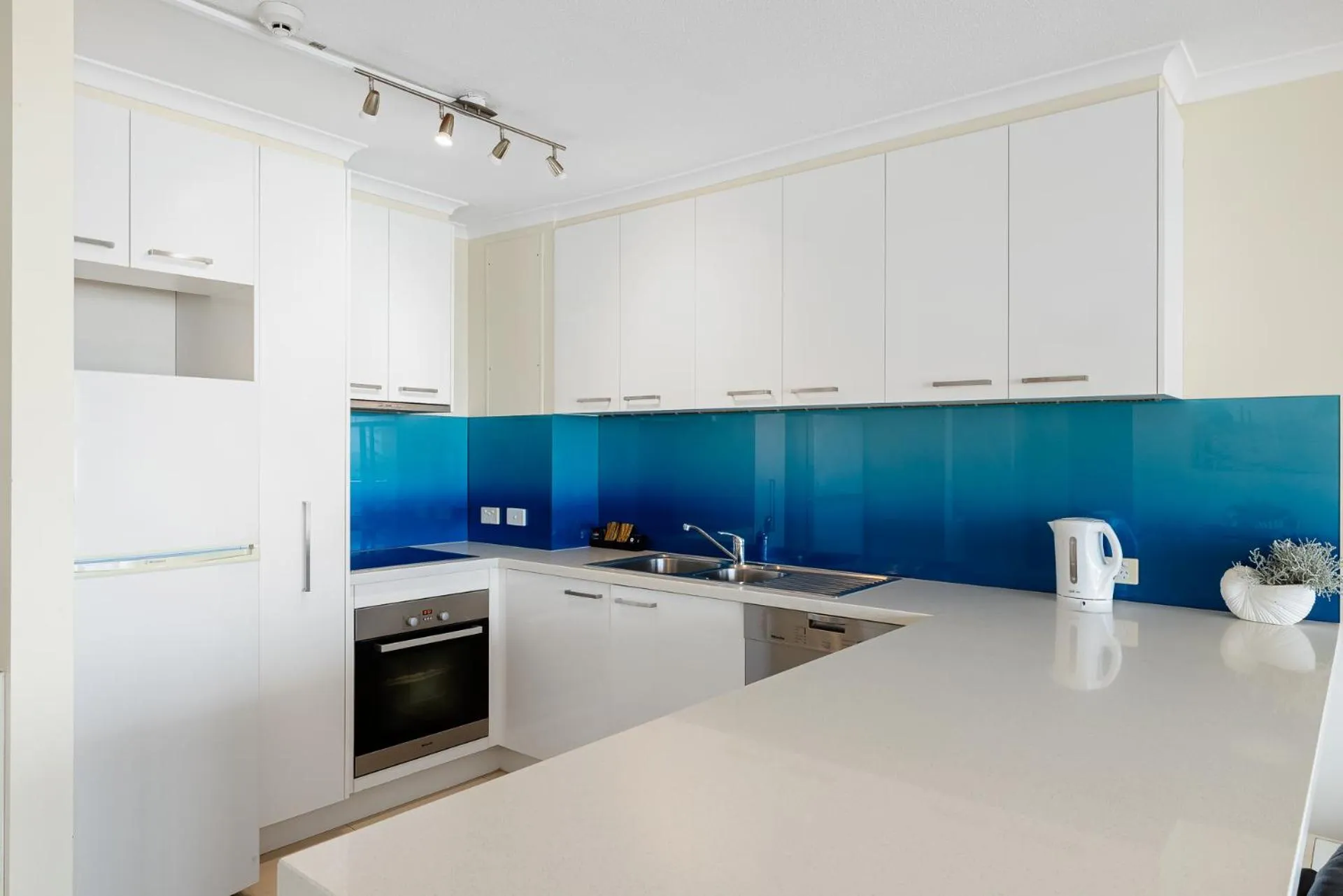 Kitchen or kitchenette in South Pacific Plaza - Official