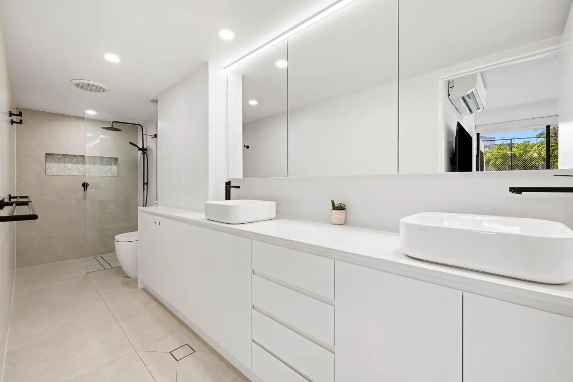 Shower in South Pacific Plaza - Official