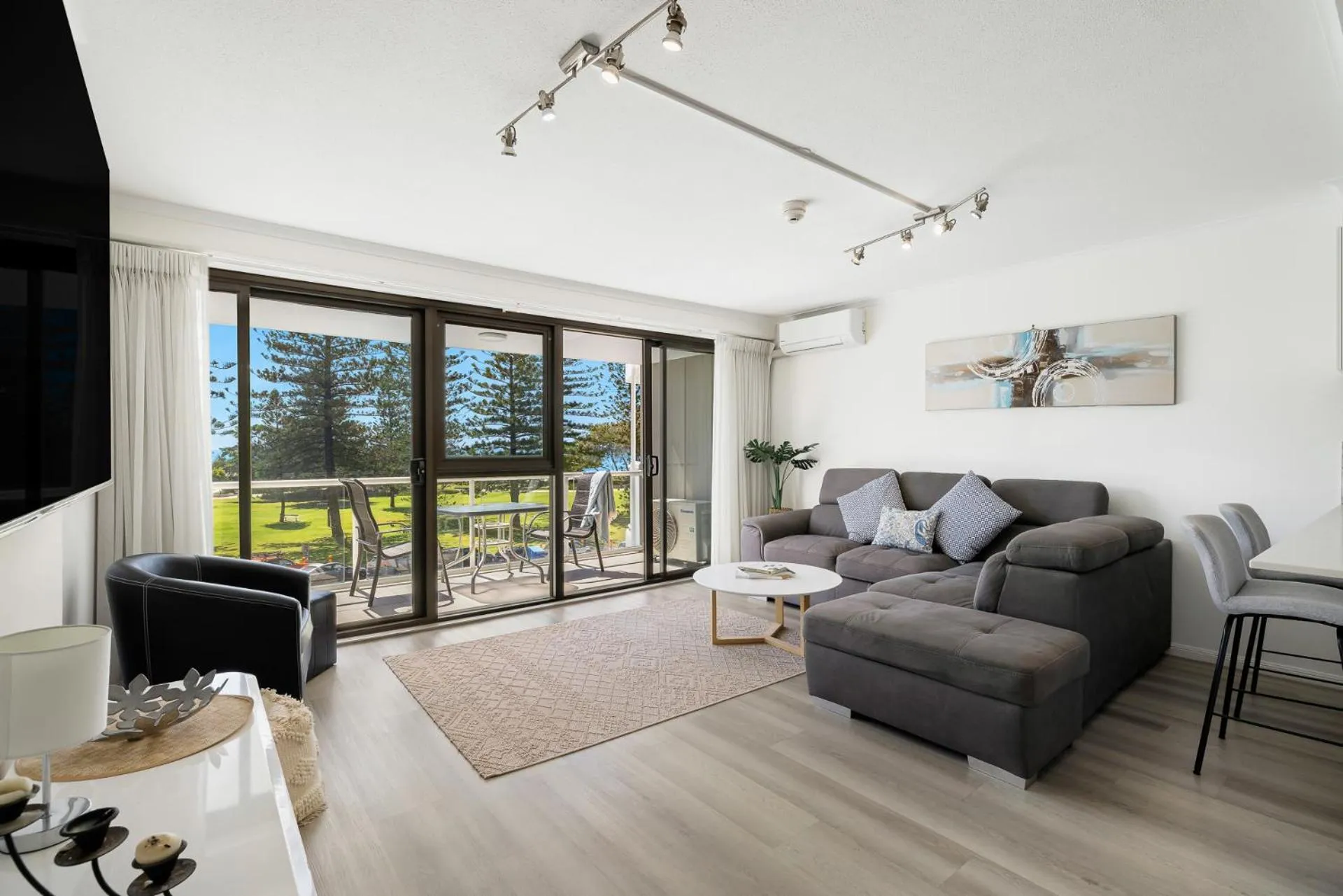 Balcony/Terrace in South Pacific Plaza - Official