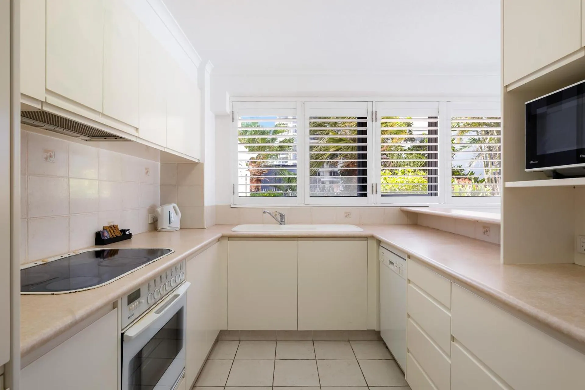 Kitchen or kitchenette in South Pacific Plaza - Official