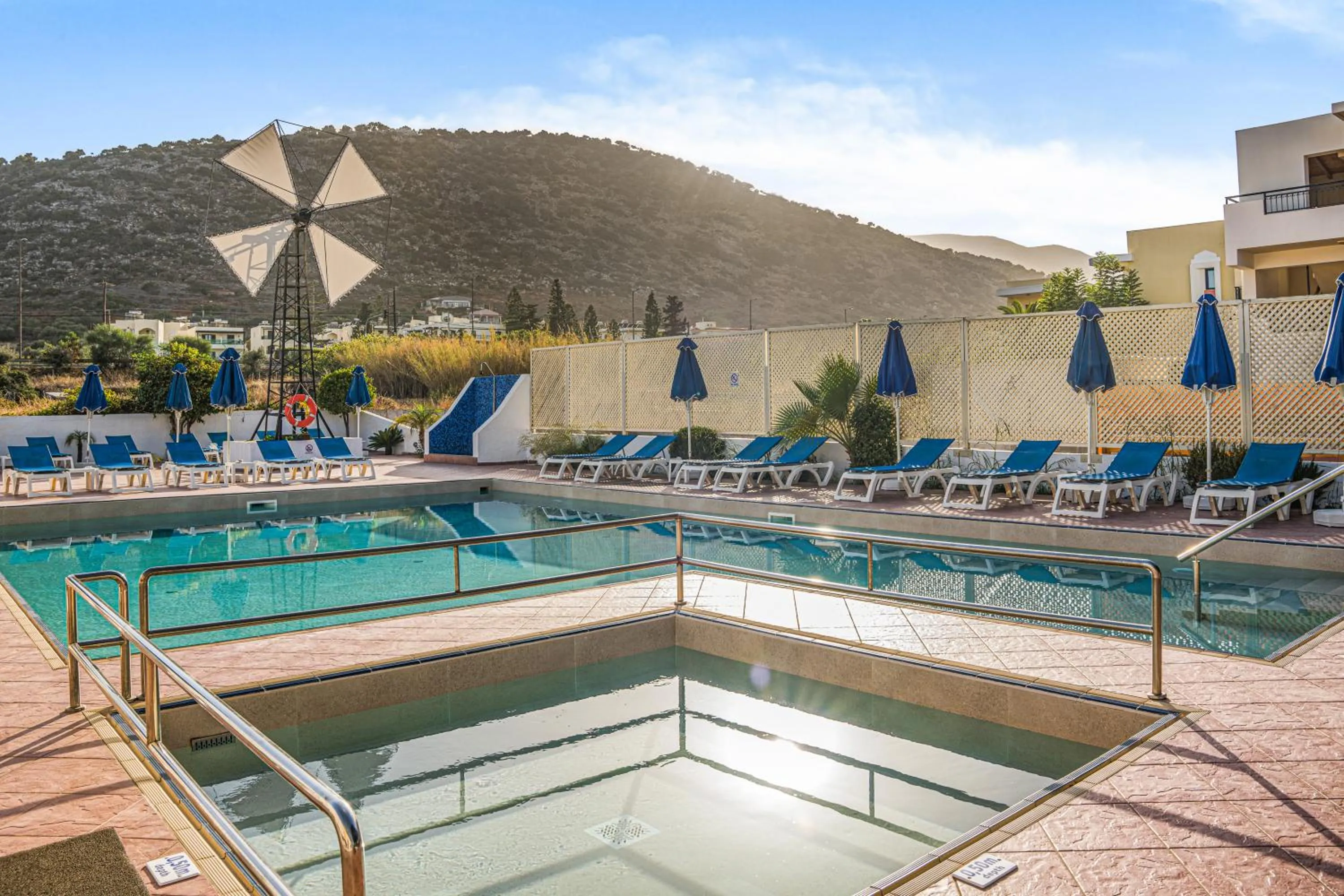 Swimming pool in Paradise Hotel-Apartments