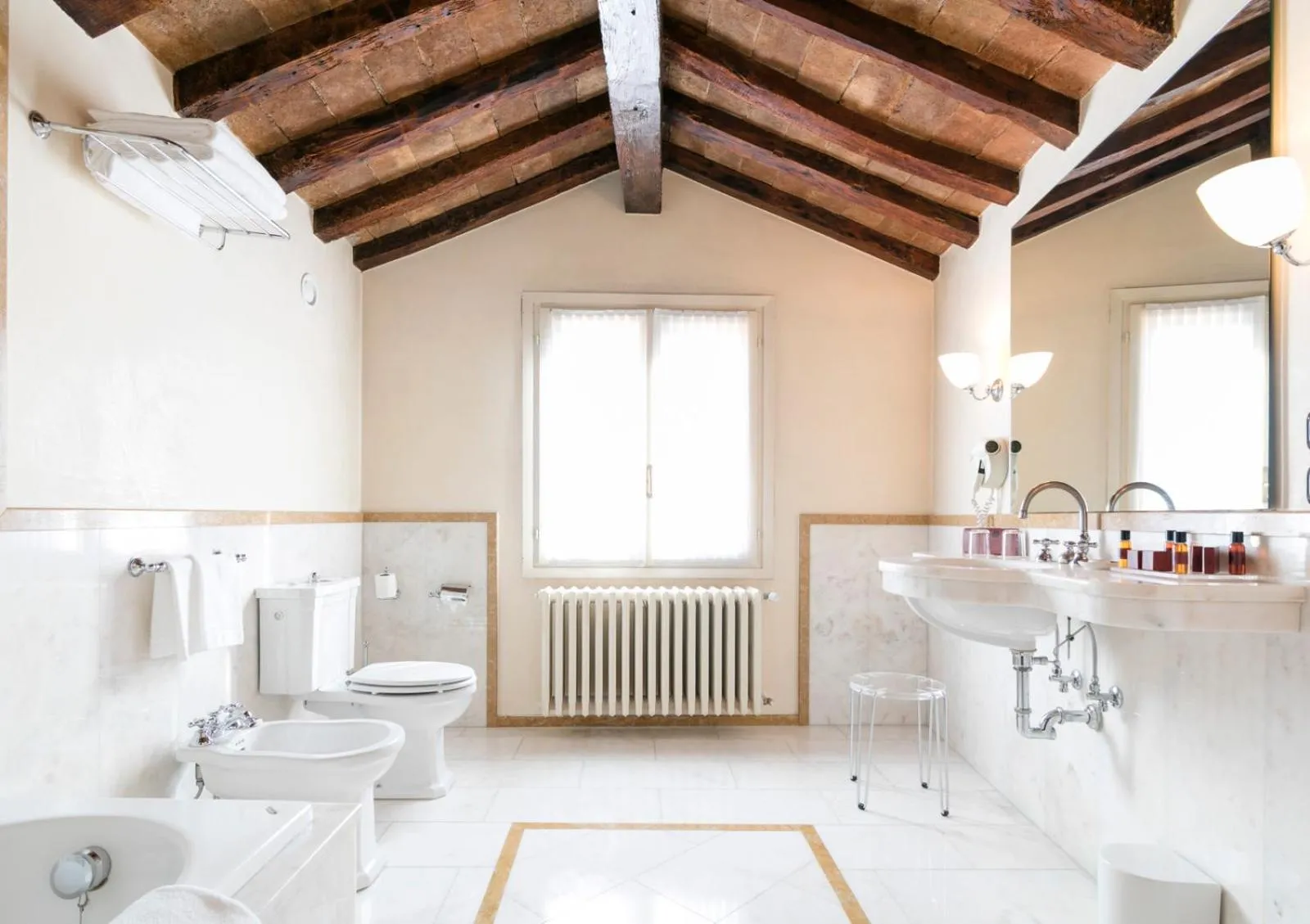 Bathroom in Albergo Delle Notarie