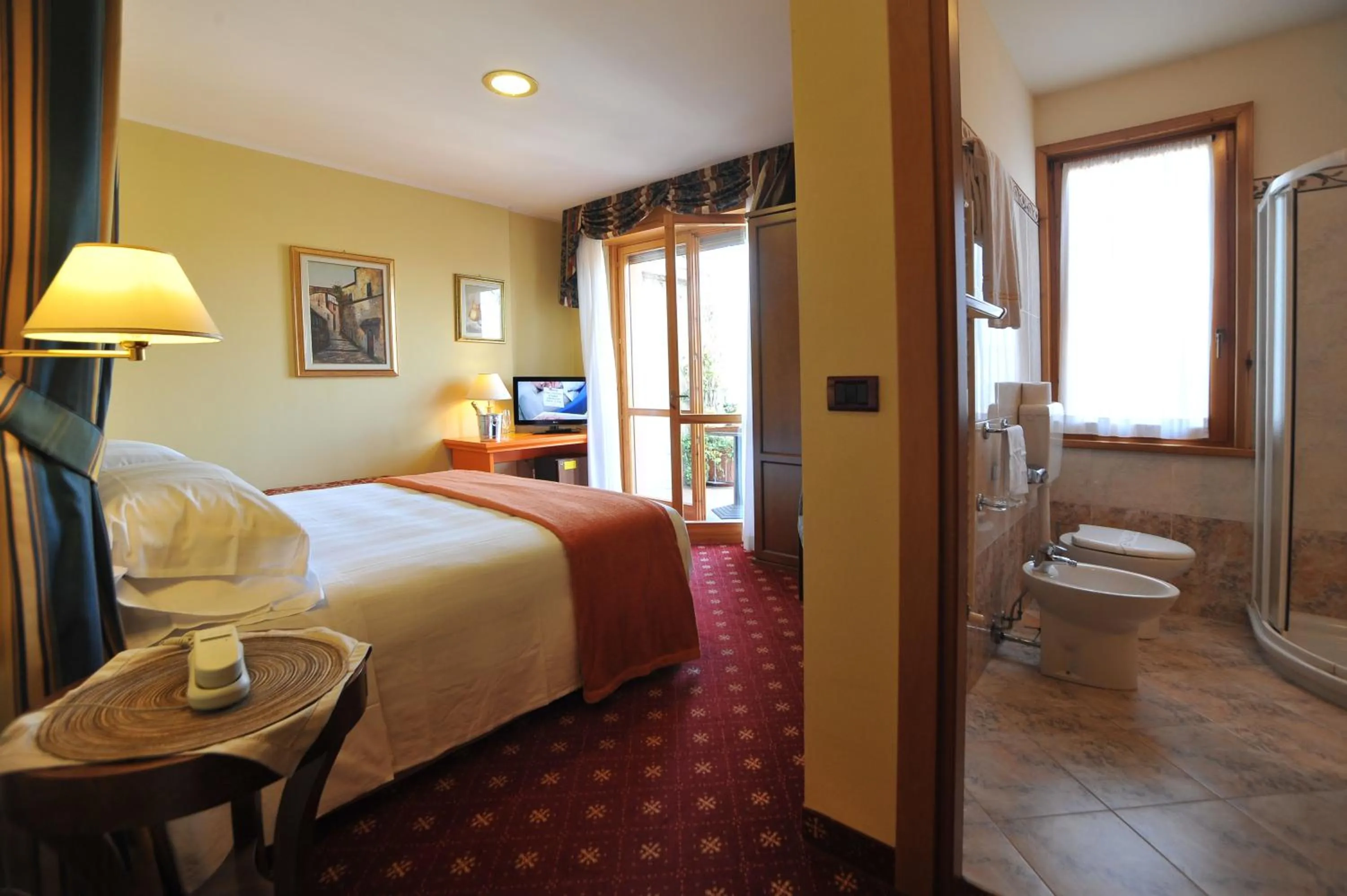 Photo of the whole room in Hotel Ferrari