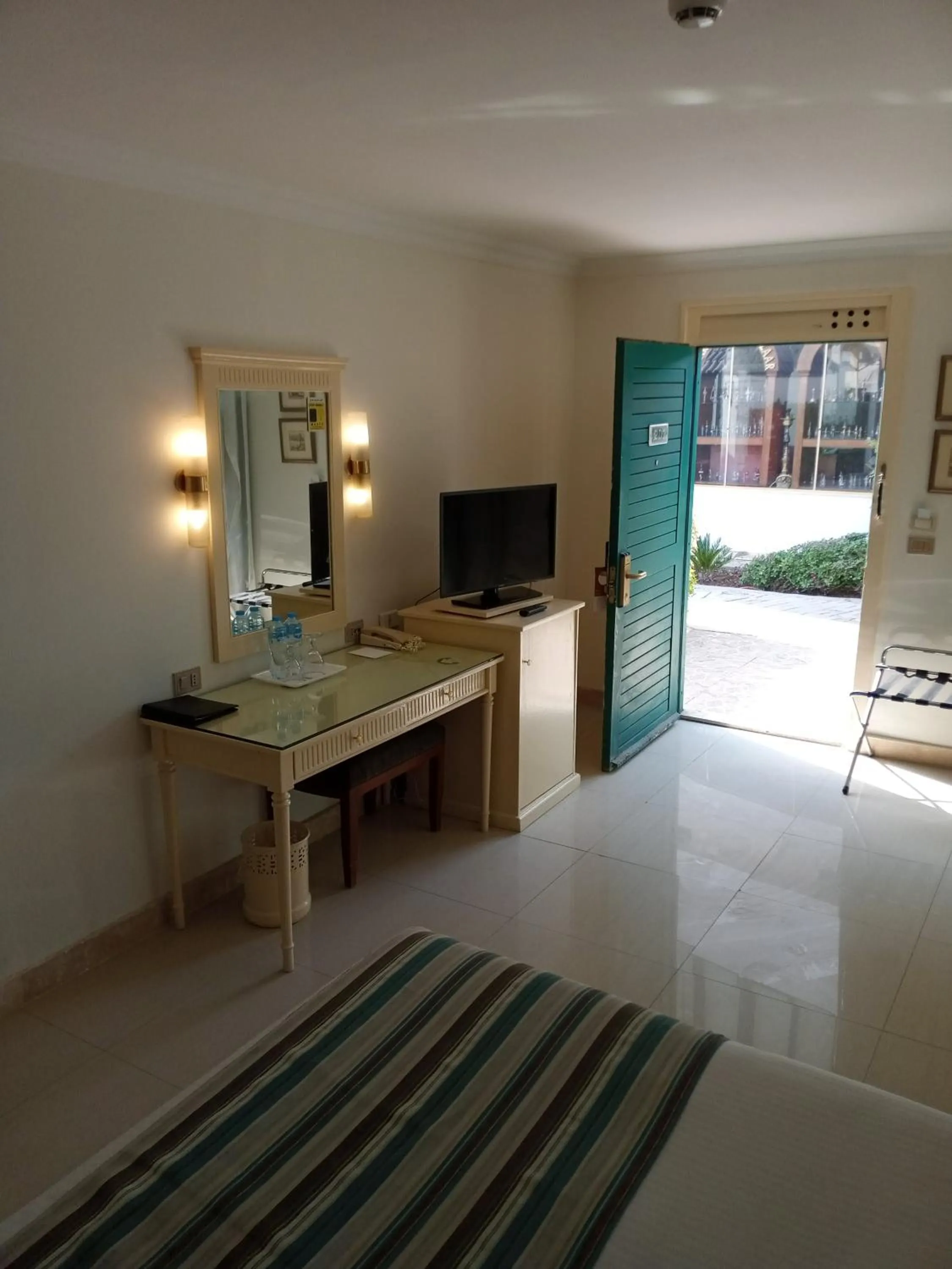 TV and multimedia, Bed in Cairo Pyramids Hotel