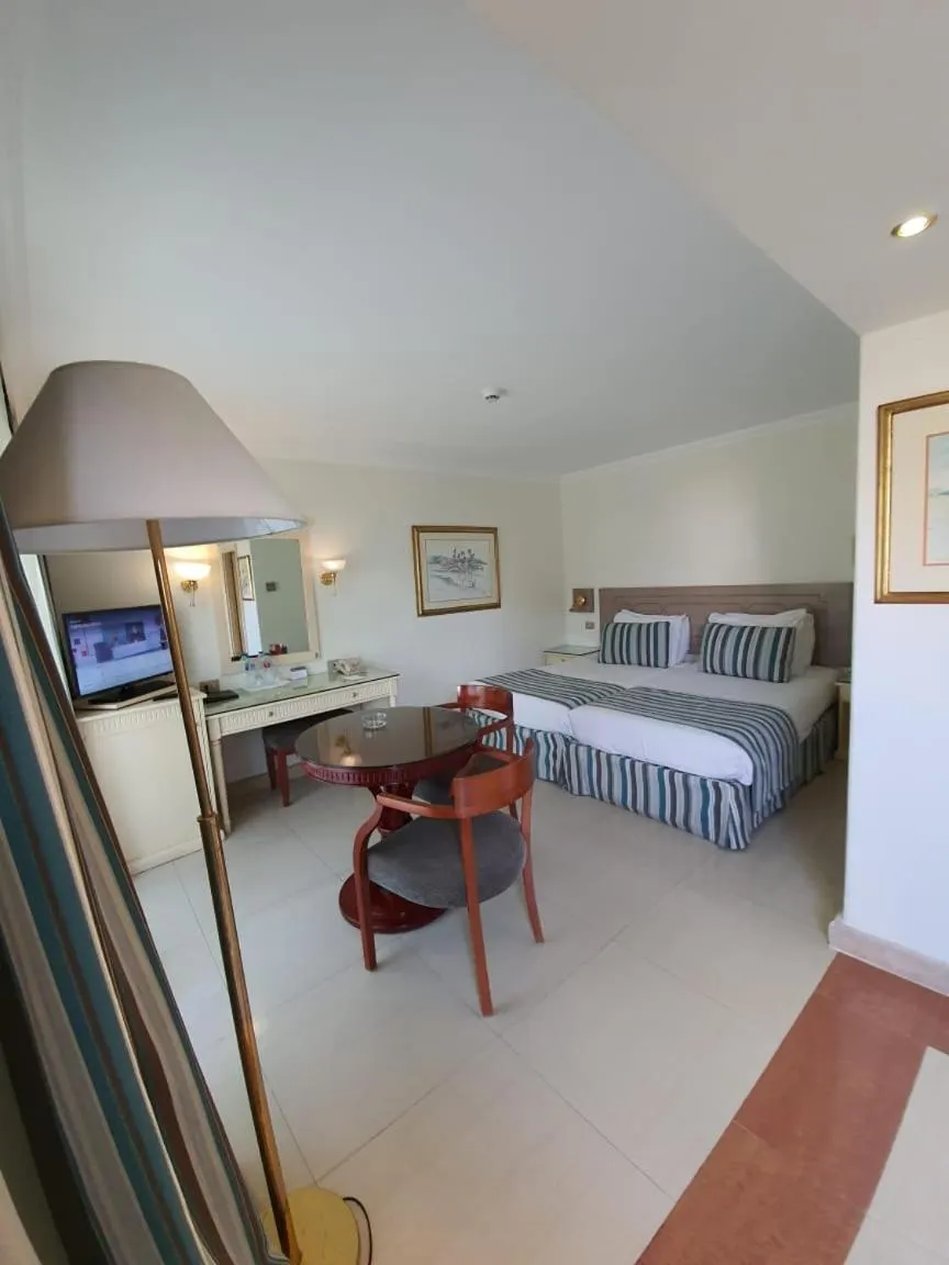 Photo of the whole room, Bed in Cairo Pyramids Hotel