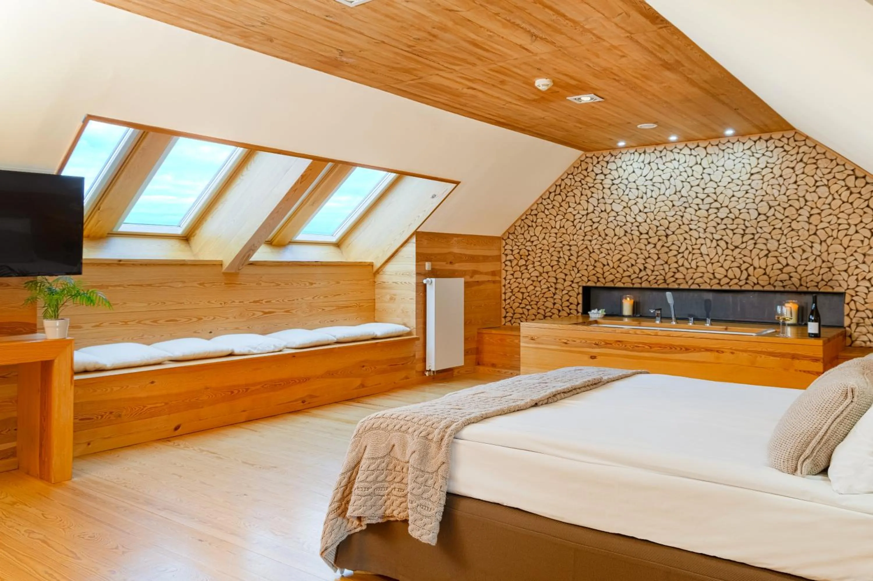 Photo of the whole room, Bed in Hotel Głęboczek Vine Resort& Spa