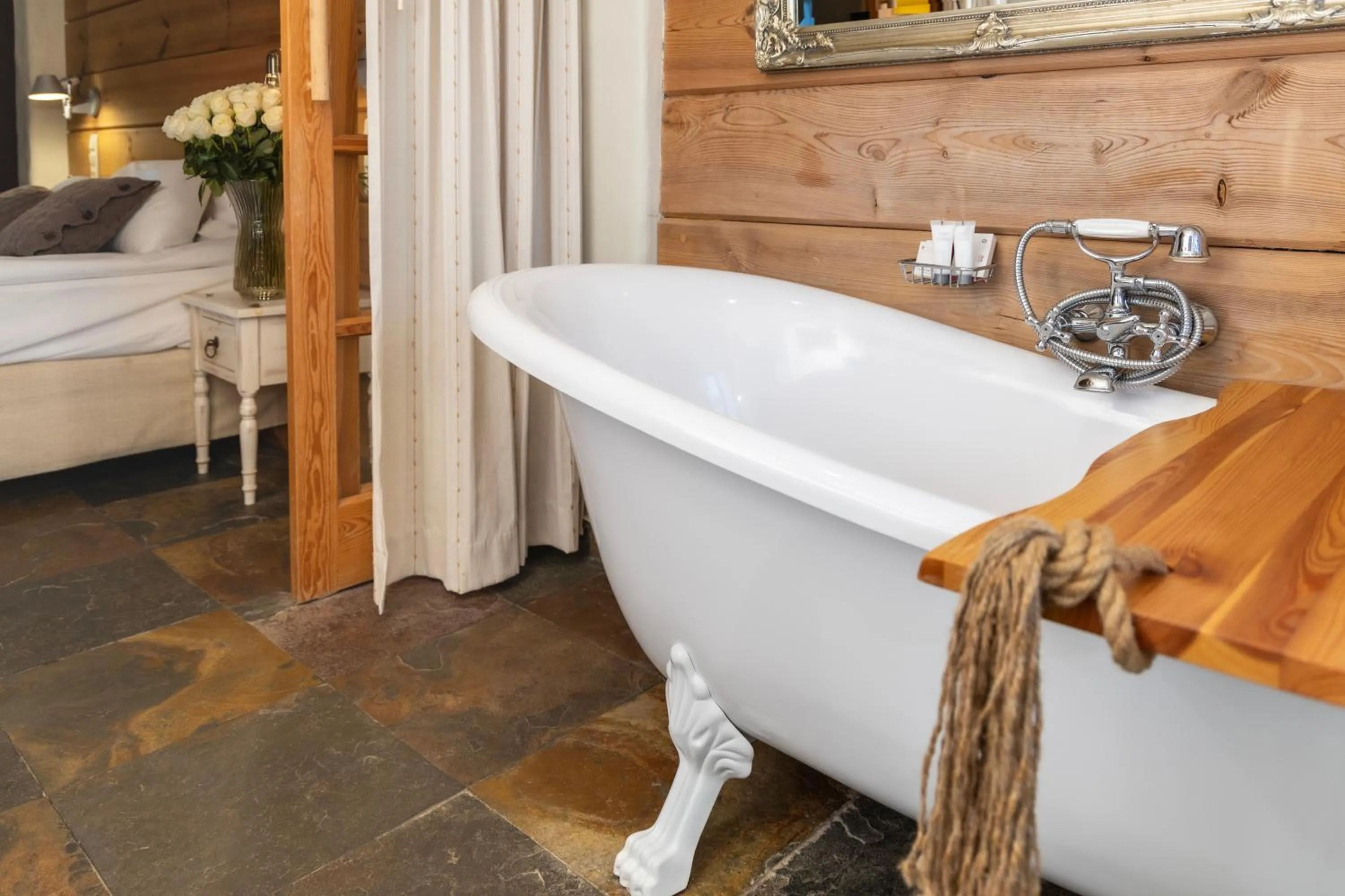 Bath, Bed in Hotel Głęboczek Vine Resort& Spa