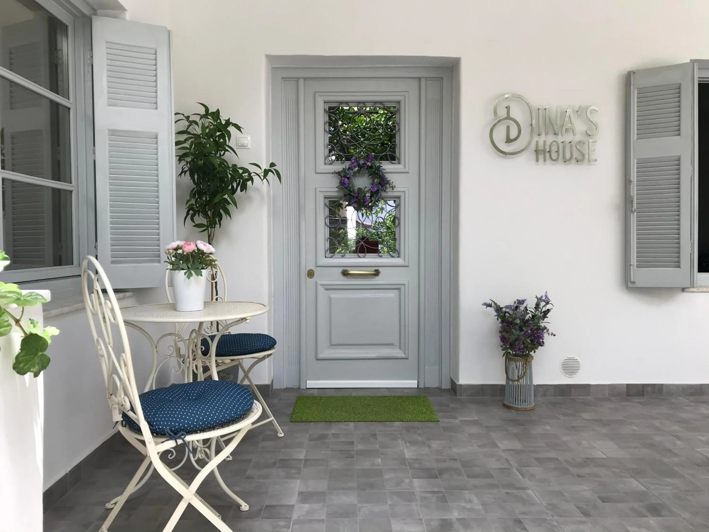 Facade/entrance in Dina's House