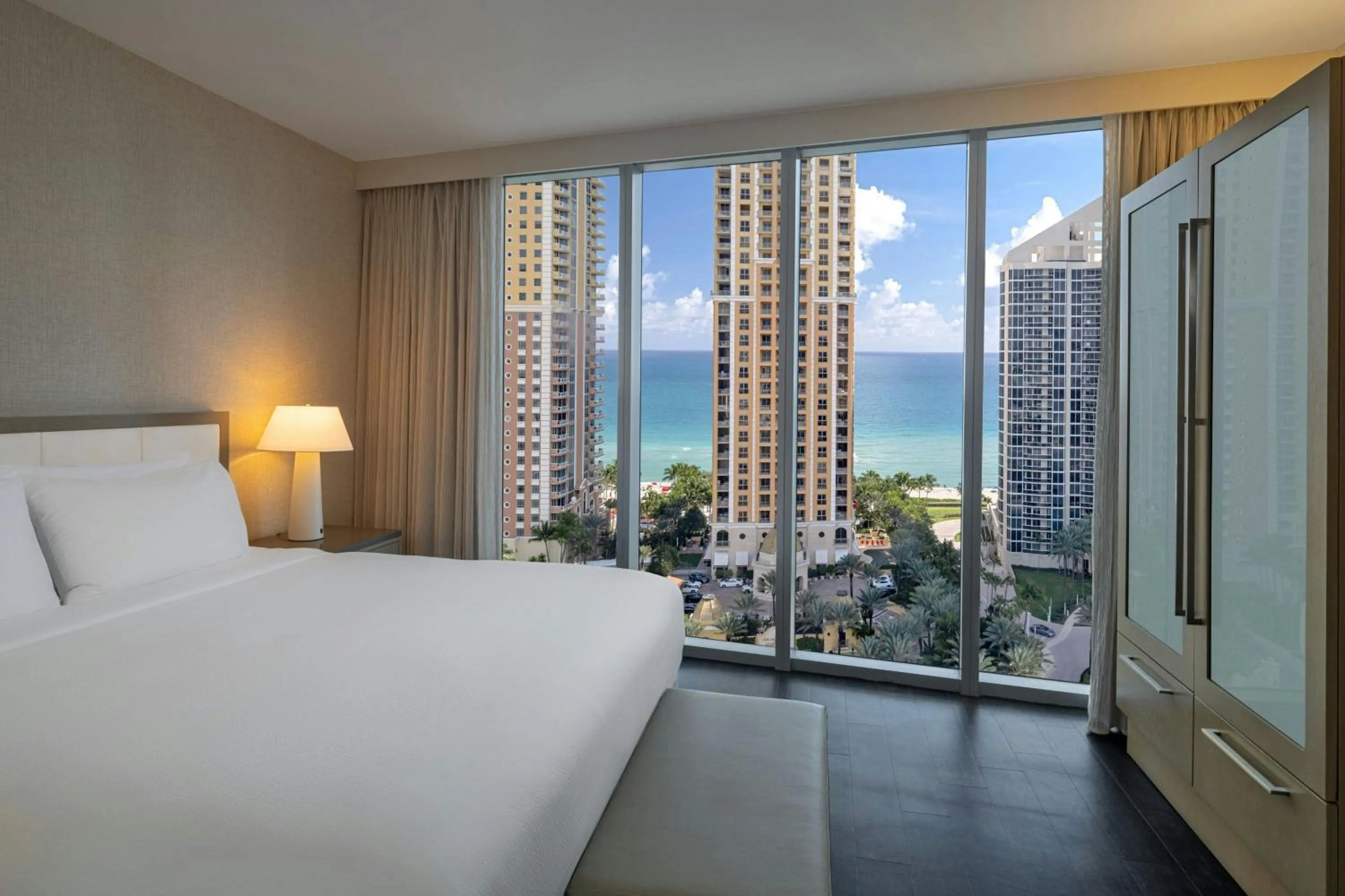 Bedroom, Bed in Residence Inn Miami Sunny Isles Beach