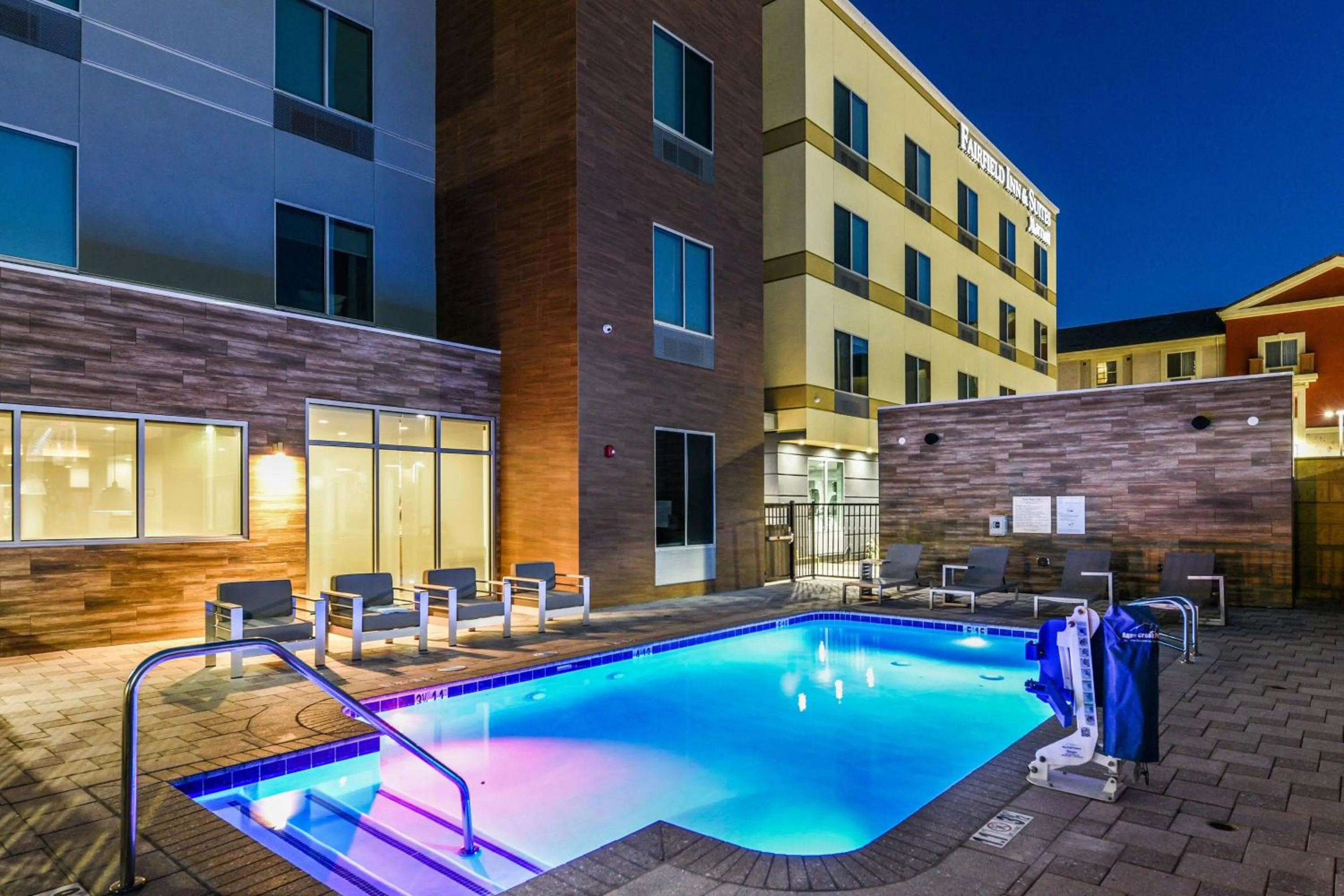 Swimming pool in Fairfield Inn & Suites Ontario Rancho Cucamonga