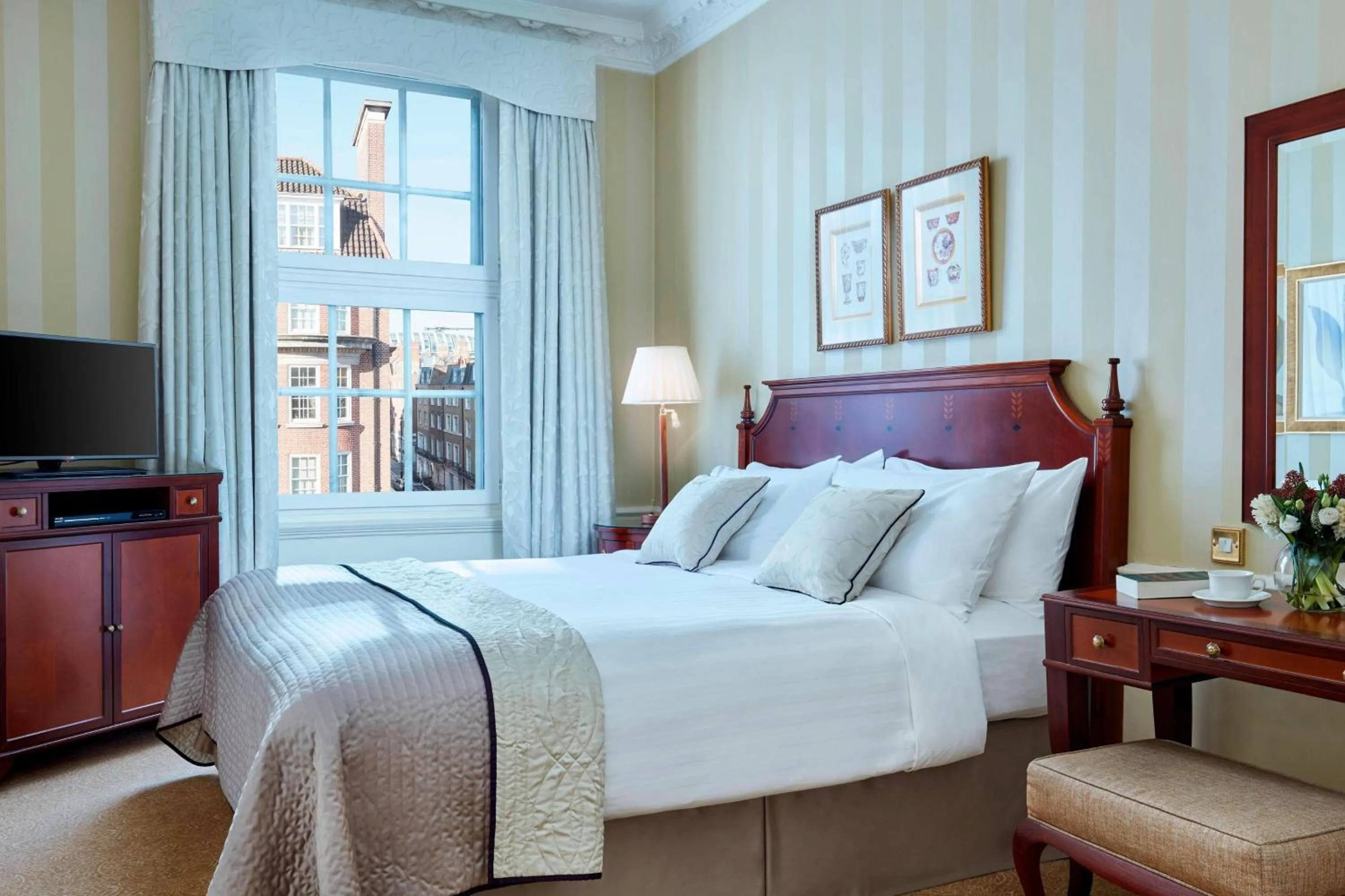 Bedroom, Bed in Grand Residences by Marriott - Mayfair-London