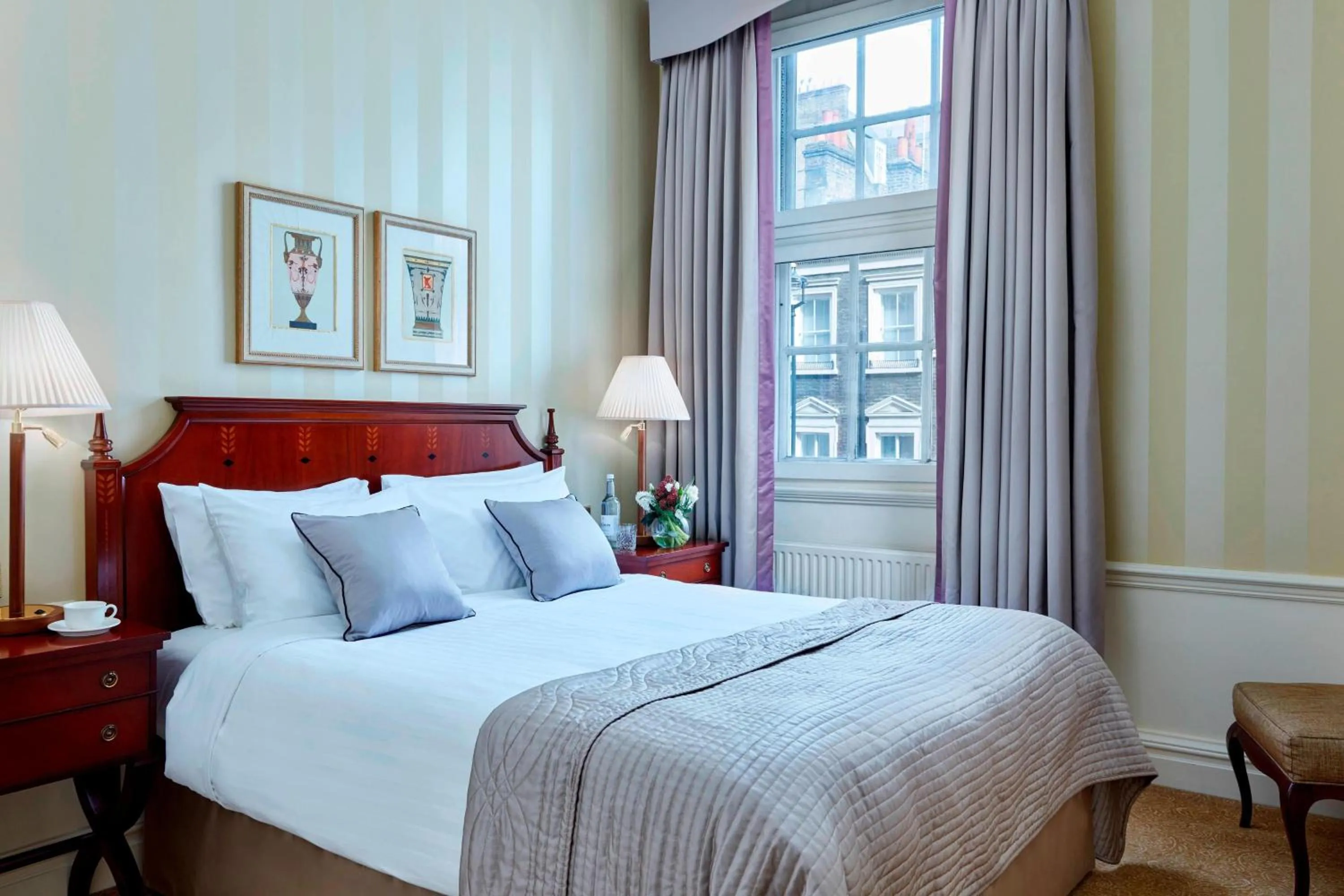 Bedroom, Bed in Grand Residences by Marriott - Mayfair-London