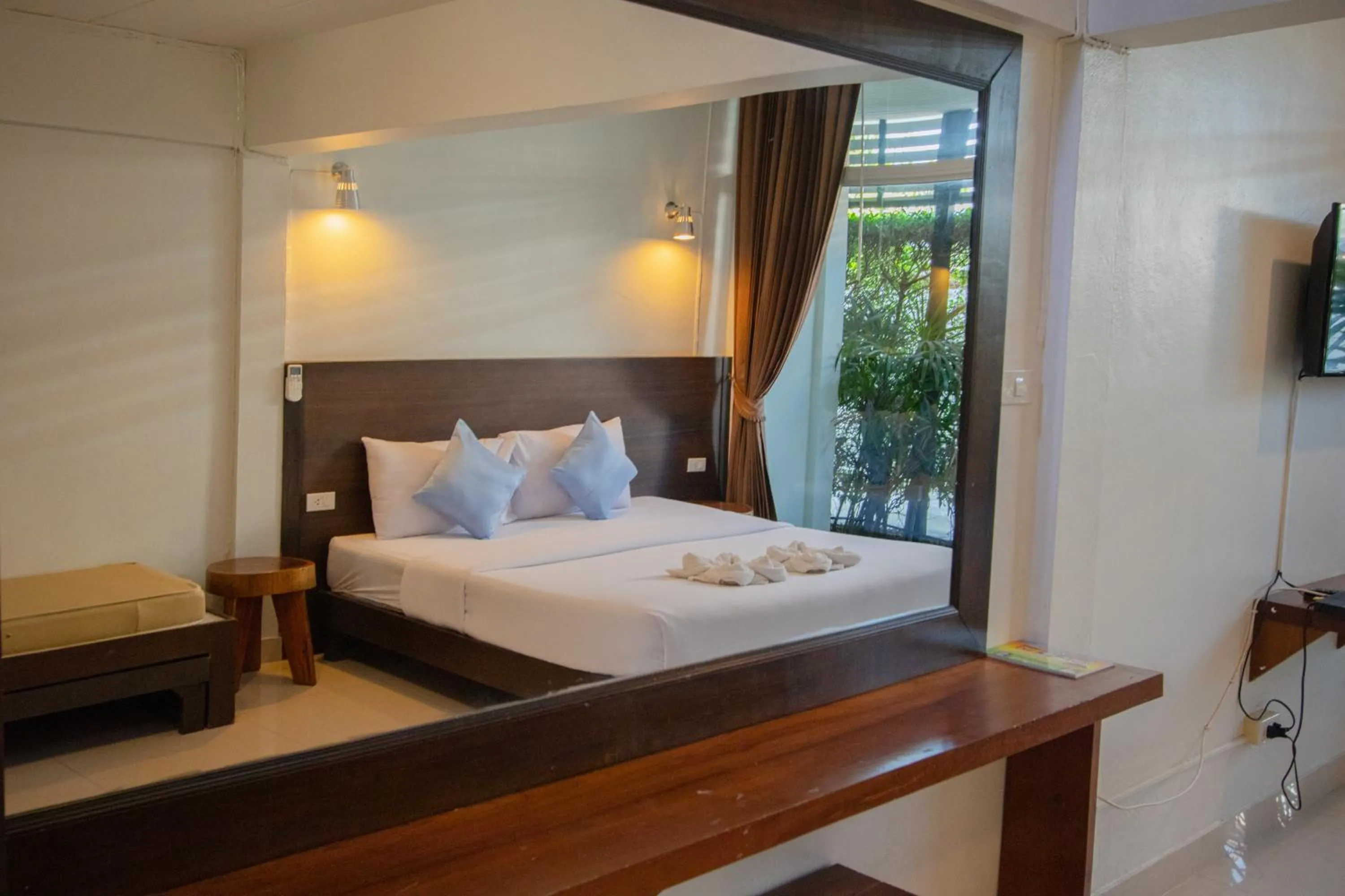 Photo of the whole room, Bed in Kallapangha Resort Khlongwan