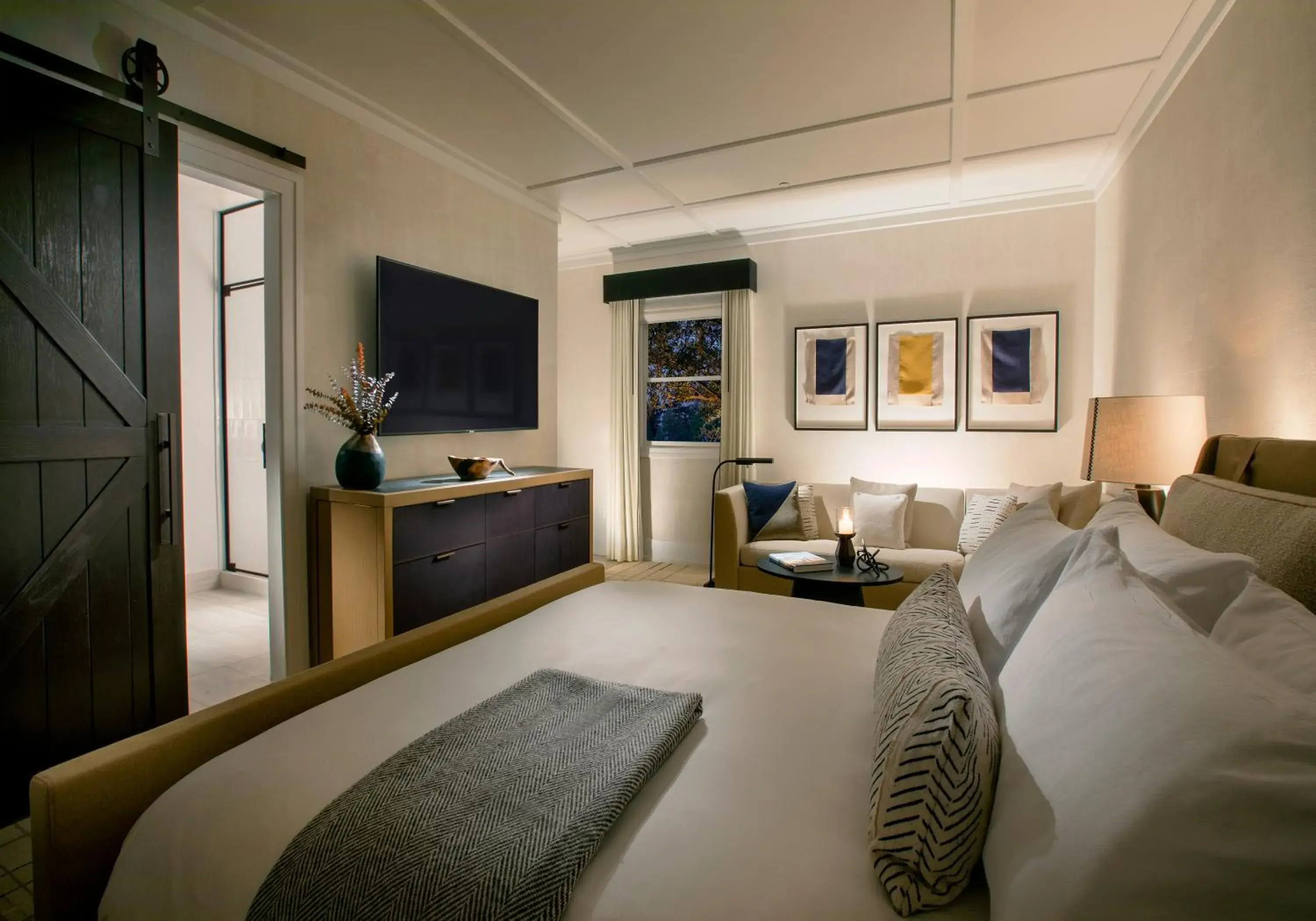 Deluxe Guestroom w/Sofabed in MacArthur Place Inn & Spa Deluxe Guestroom w/Sofabed in MacArthur Place Inn & Spa