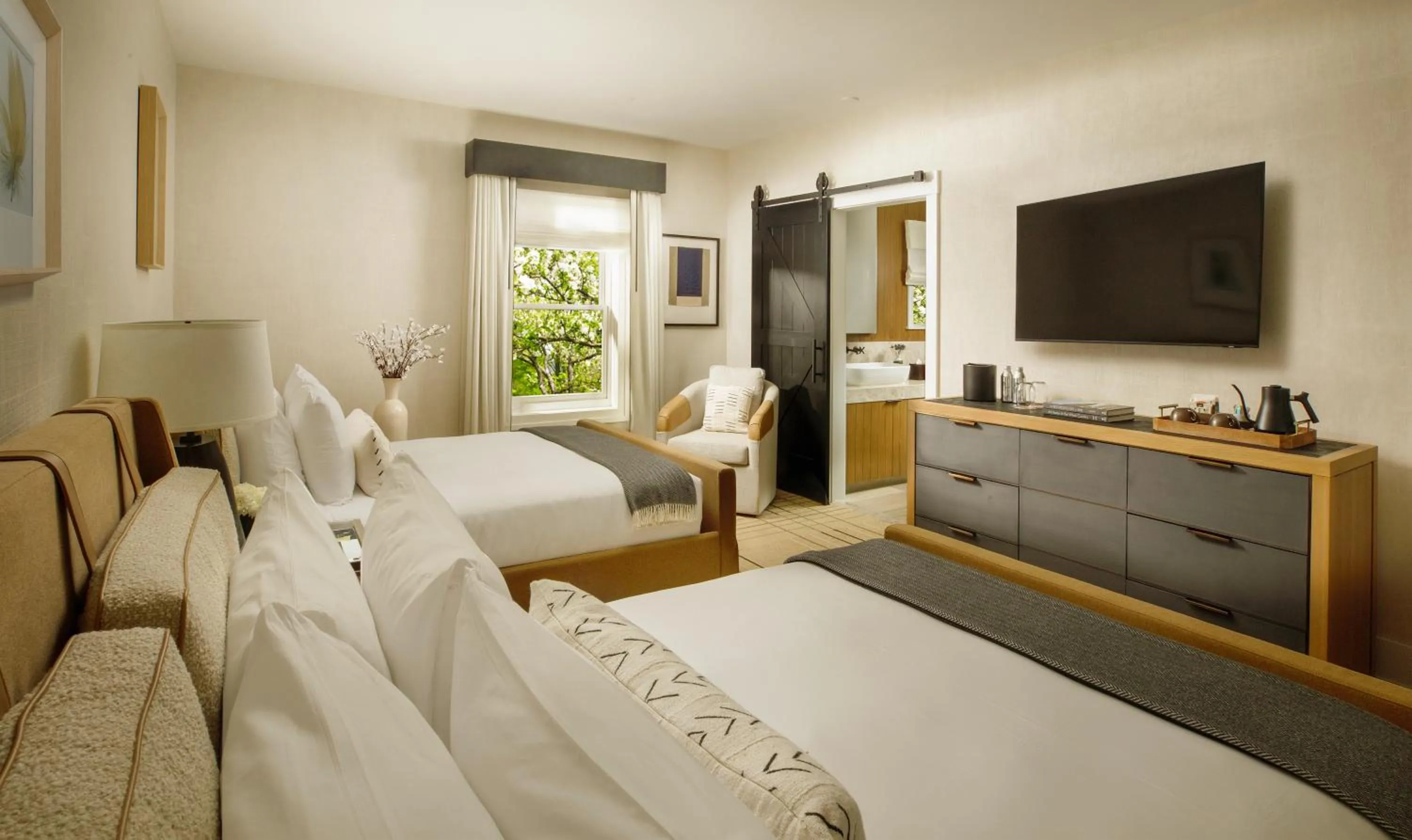 Bed in MacArthur Place Inn & Spa