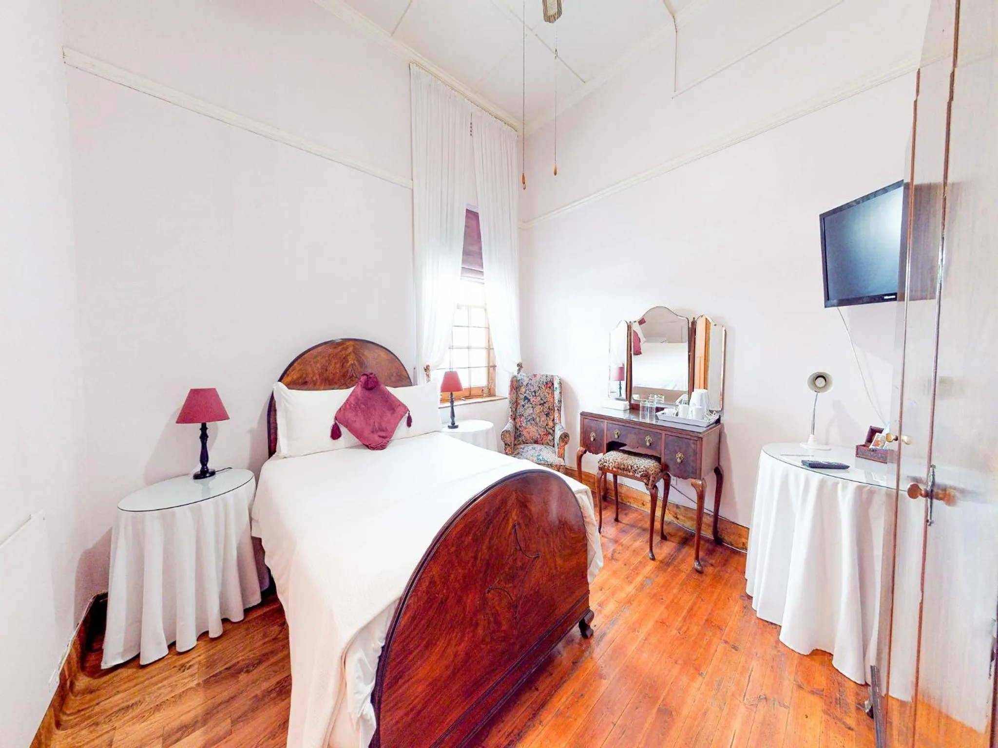 Bed in Mountain Manor Guest House & Executive Suites