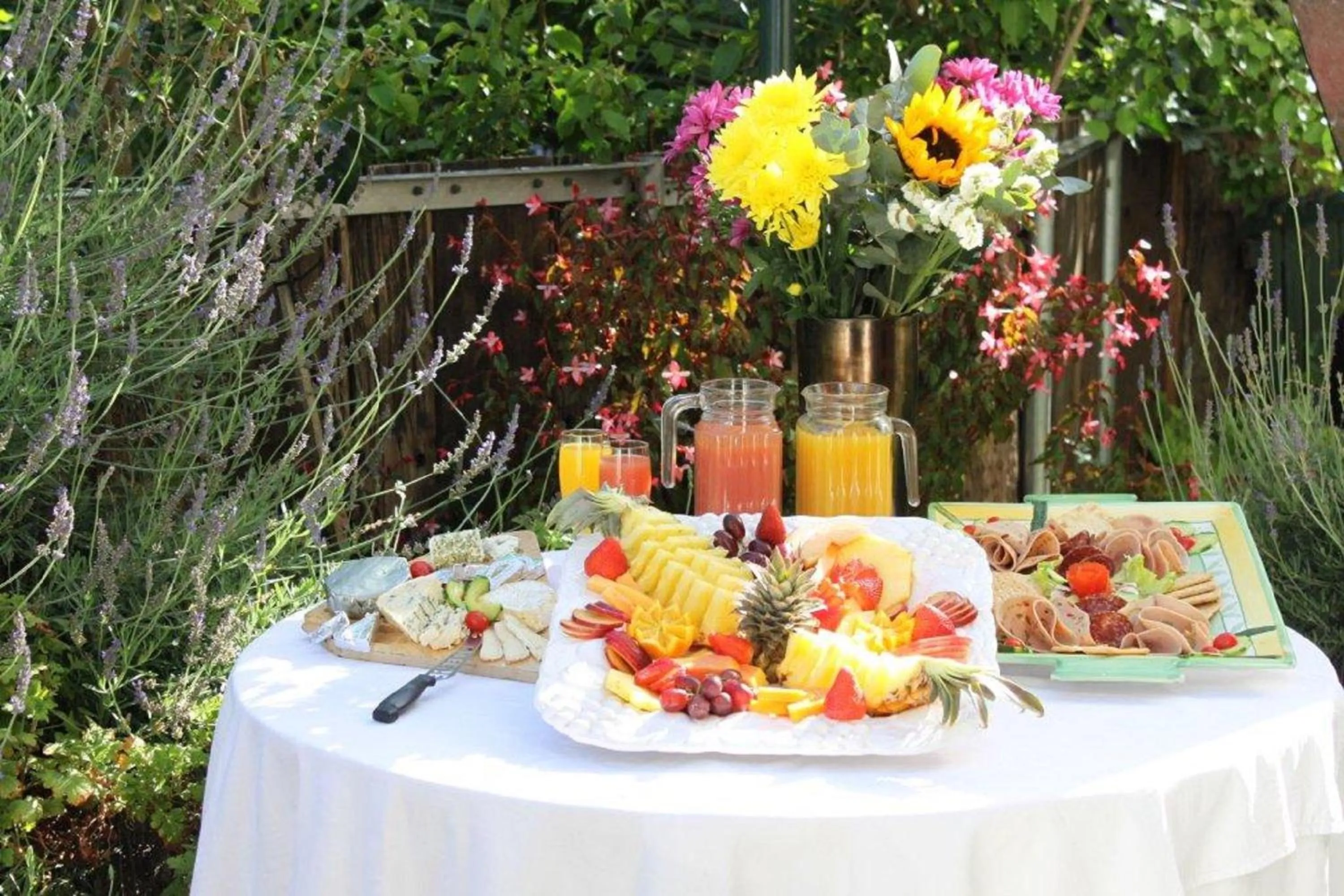 Breakfast in Mountain Manor Guest House & Executive Suites