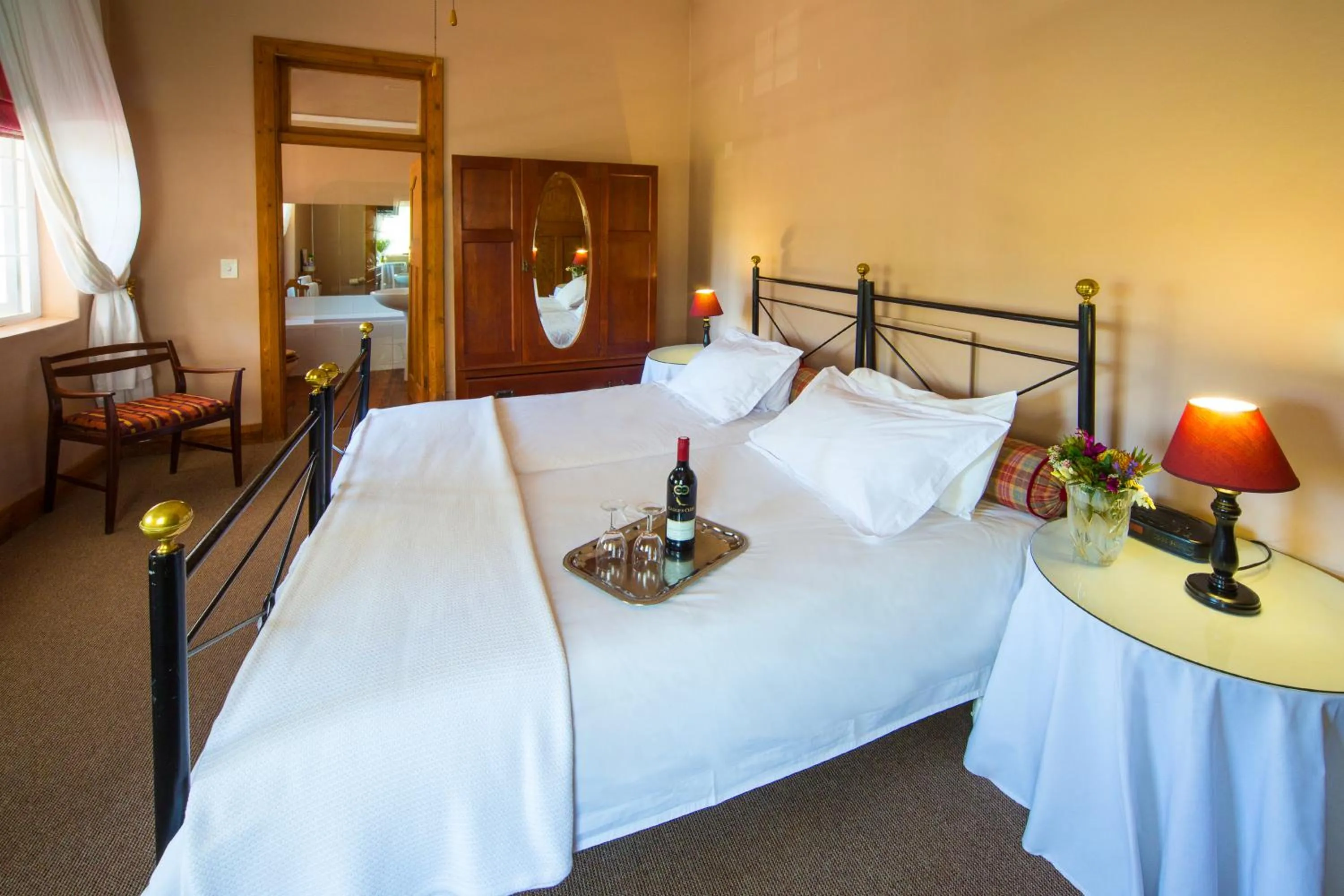 Photo of the whole room, Bed in Mountain Manor Guest House & Executive Suites