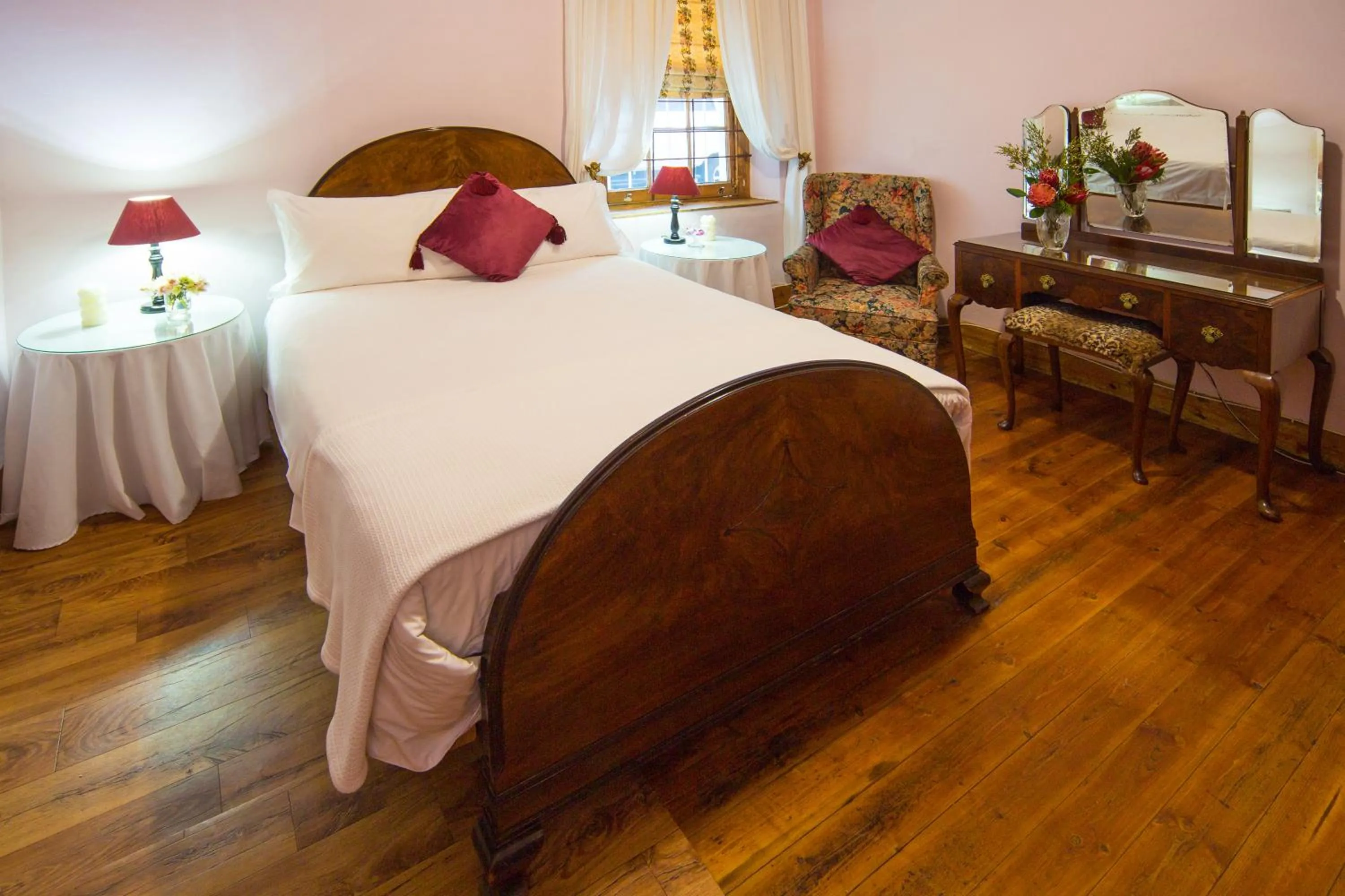 Photo of the whole room, Bed in Mountain Manor Guest House & Executive Suites
