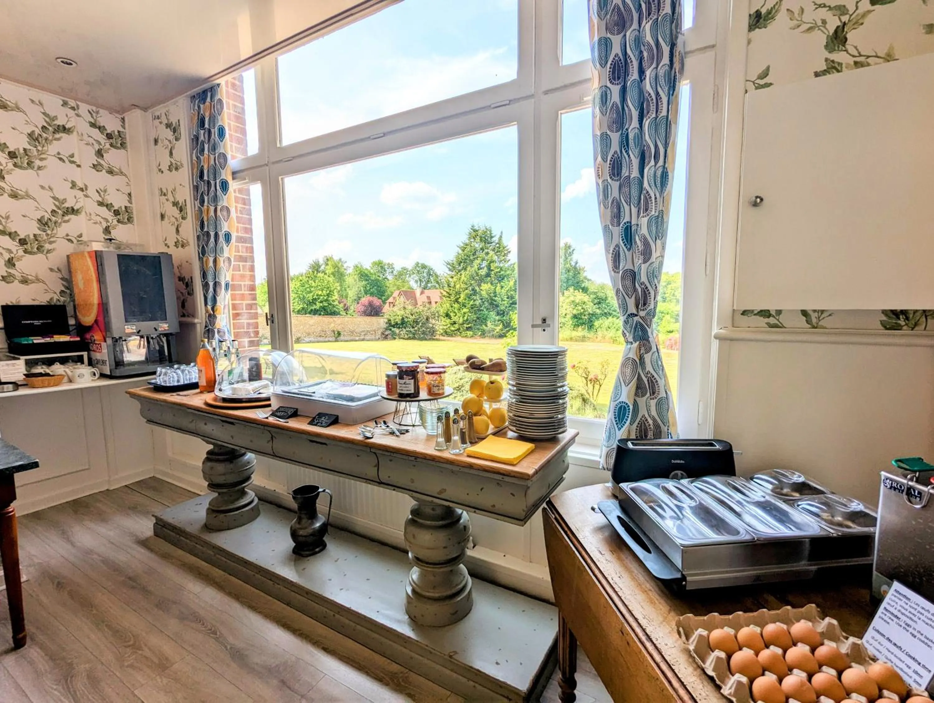 Breakfast in Château Corneille