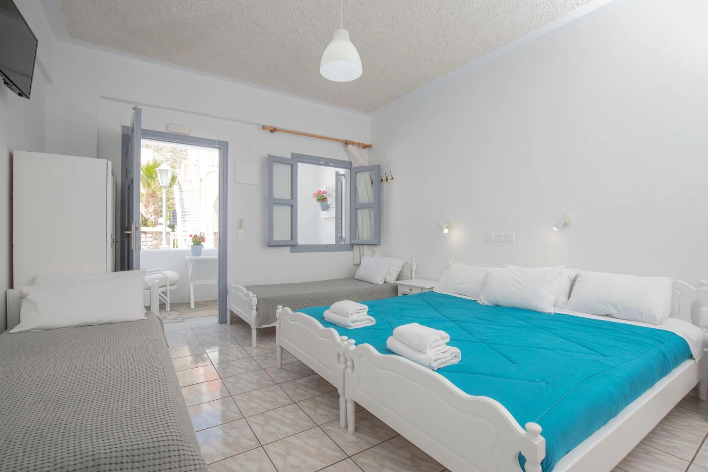 Photo of the whole room, Bed in Zacharakis Studios