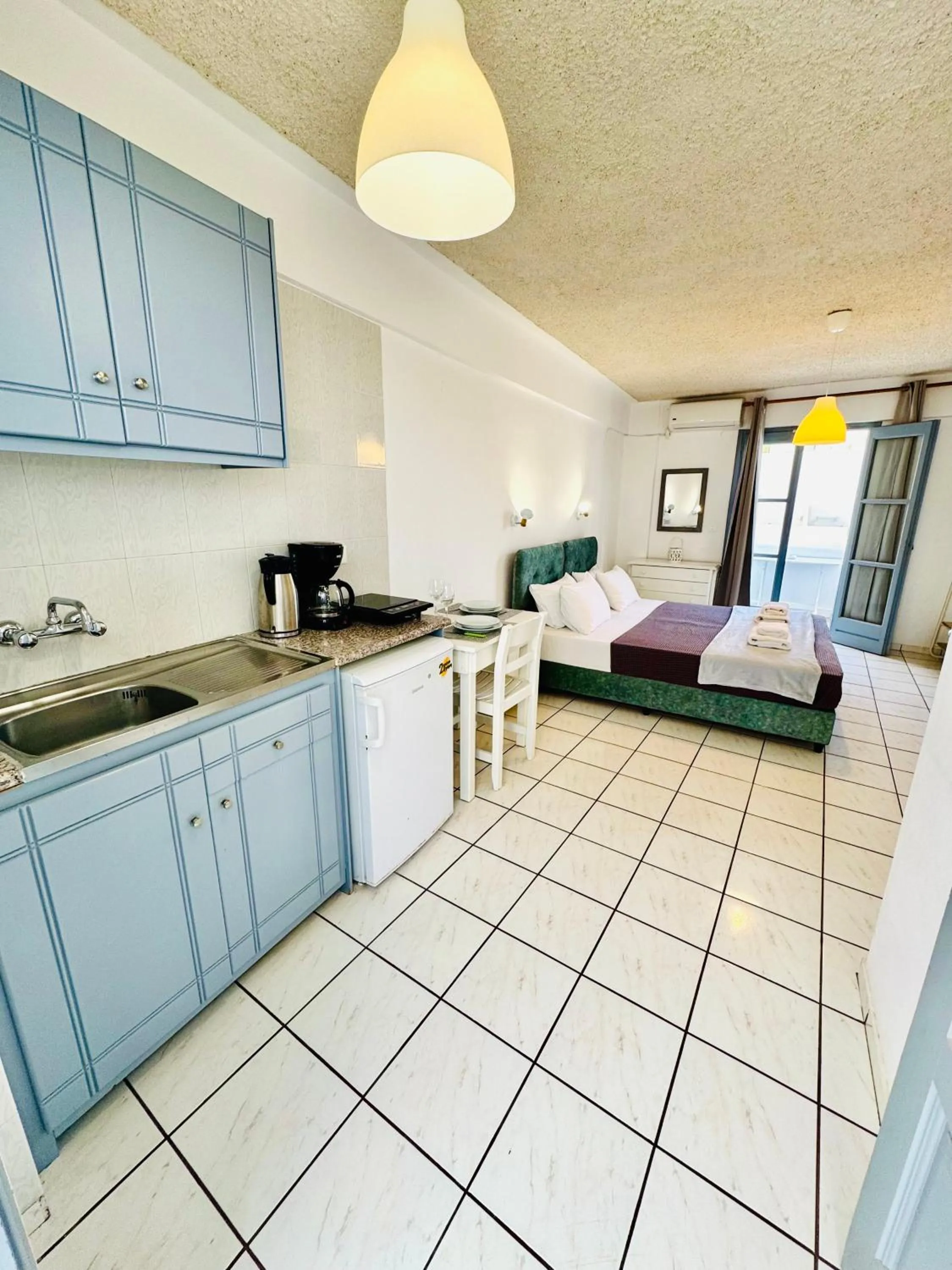 Photo of the whole room in Zacharakis Studios