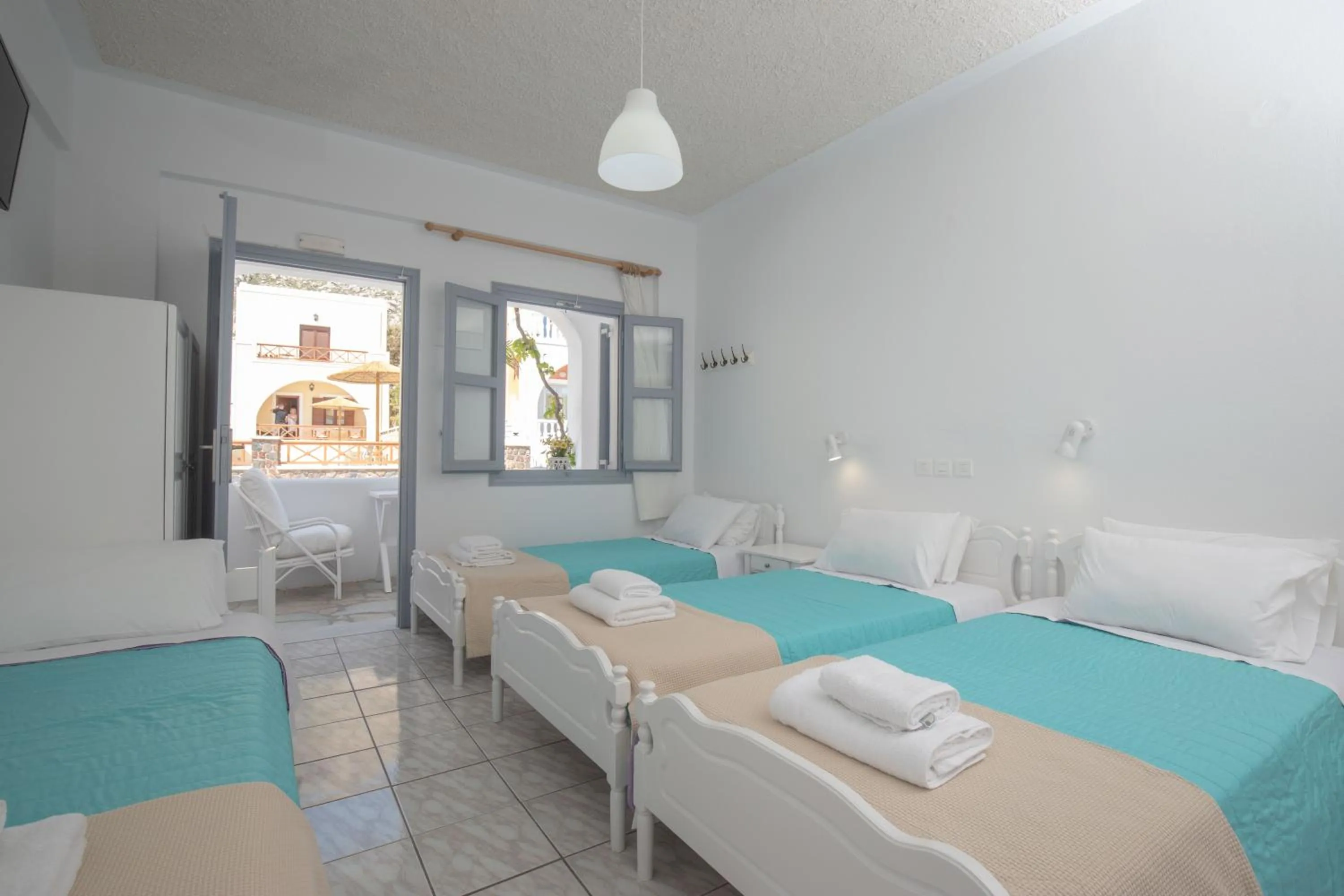 Photo of the whole room, Bed in Zacharakis Studios