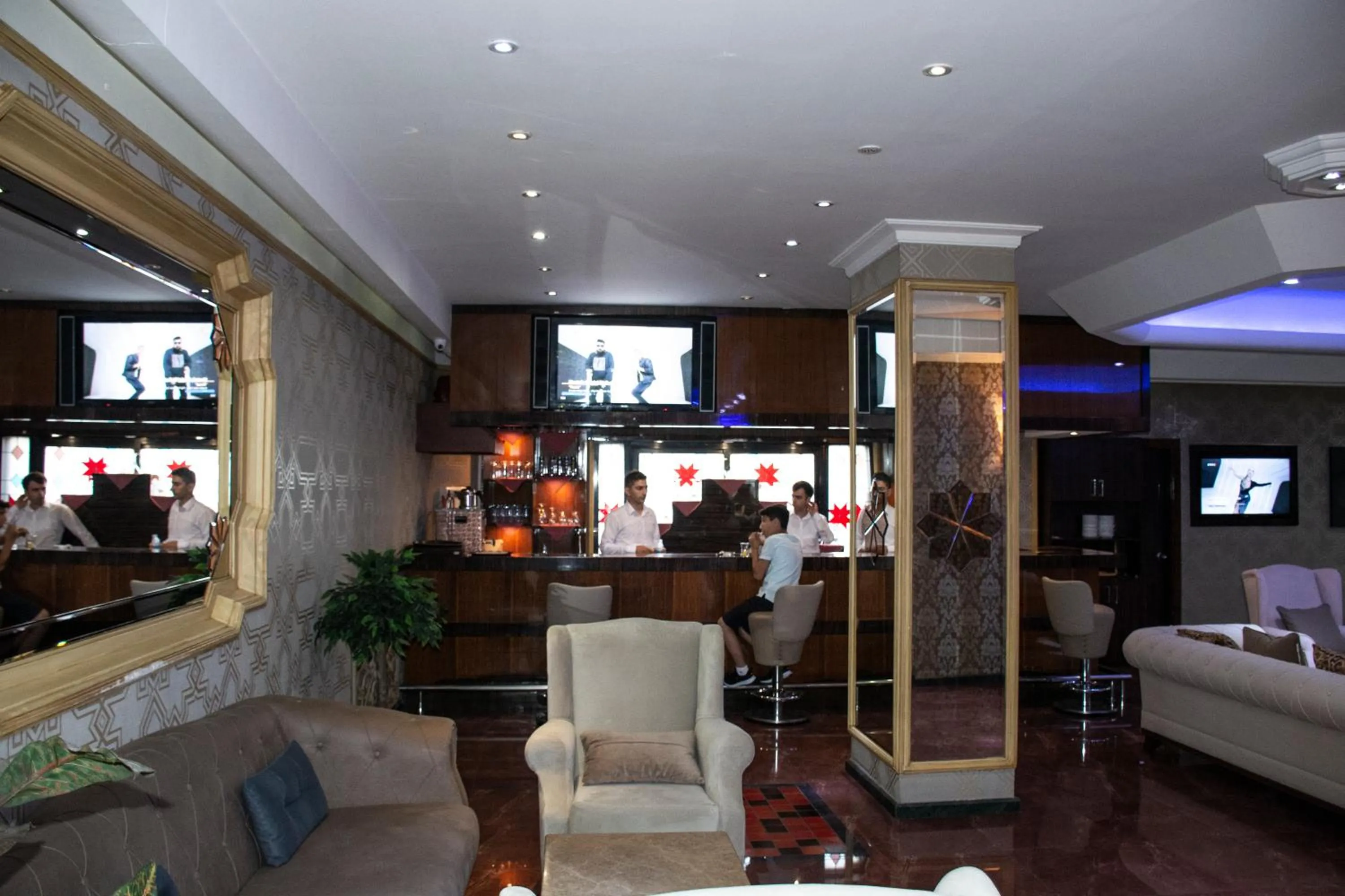 Communal lounge/ TV room in Hermanos Hotel