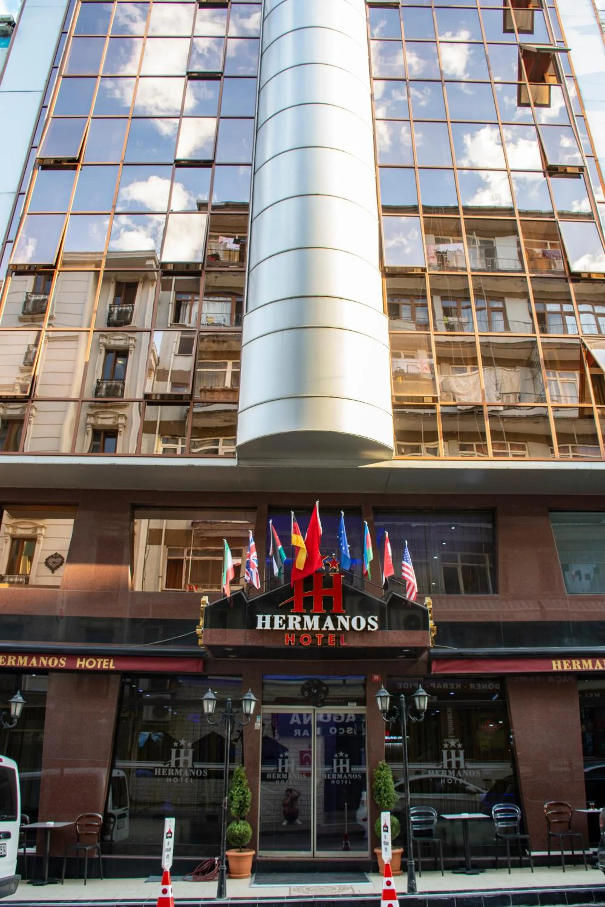 Property building in Hermanos Hotel