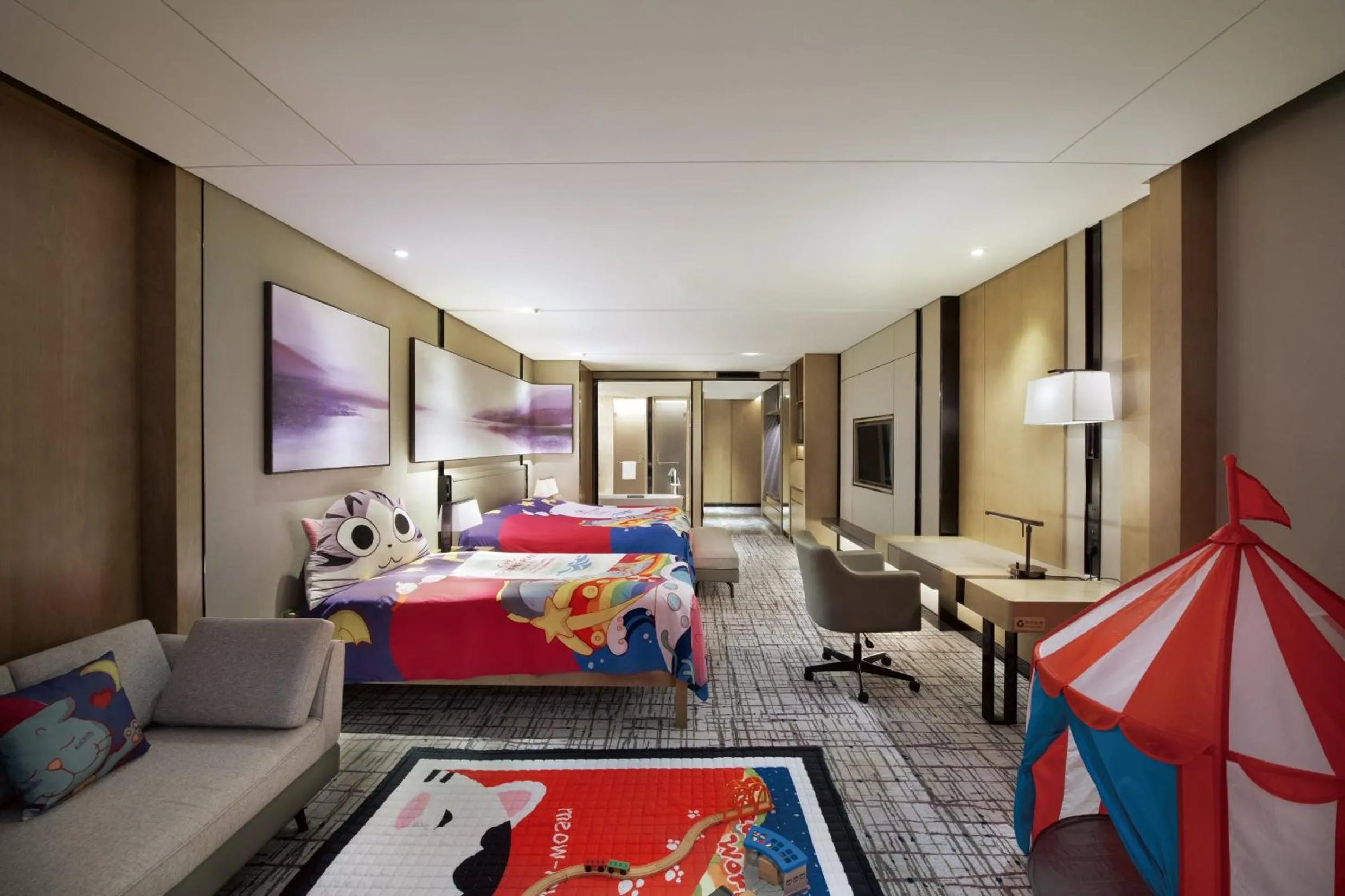 Photo of the whole room, Bed in Crowne Plaza Shanghai Pujiang by IHG