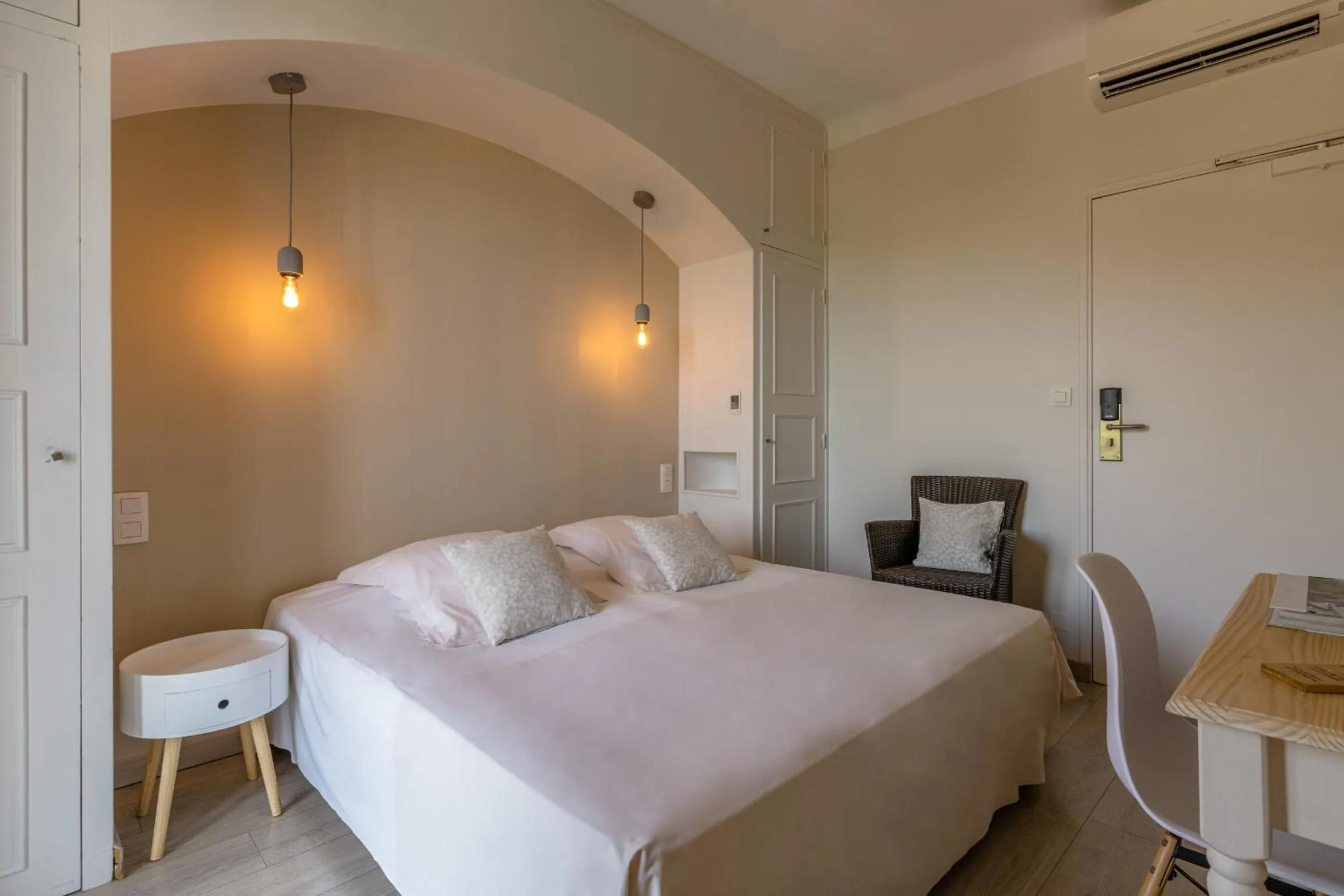 Bed in Les Jardins du Cèdre, Boutique hôtel & gastronomie