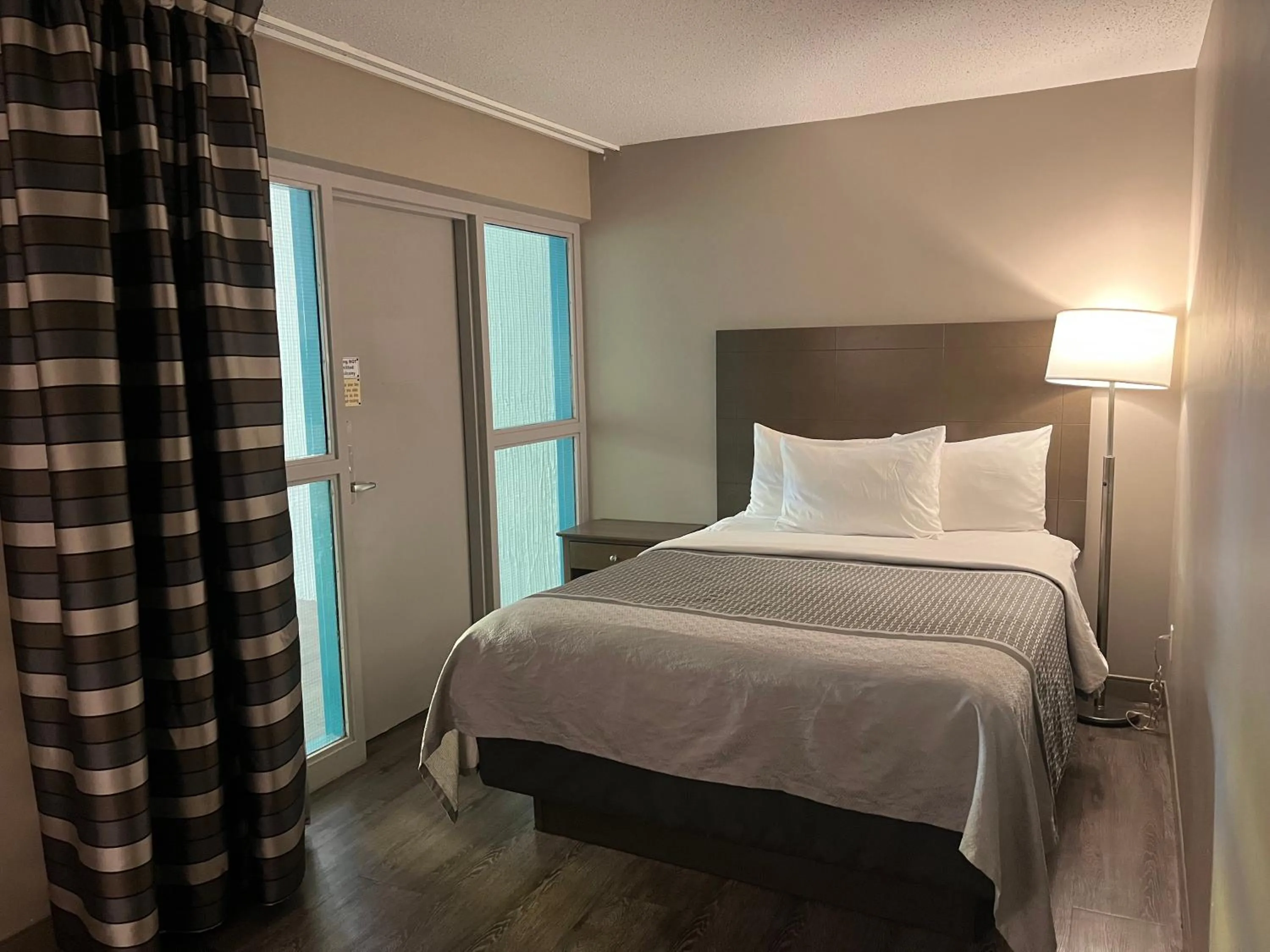Bedroom, Bed in Travelodge Hotel by Wyndham Saskatoon