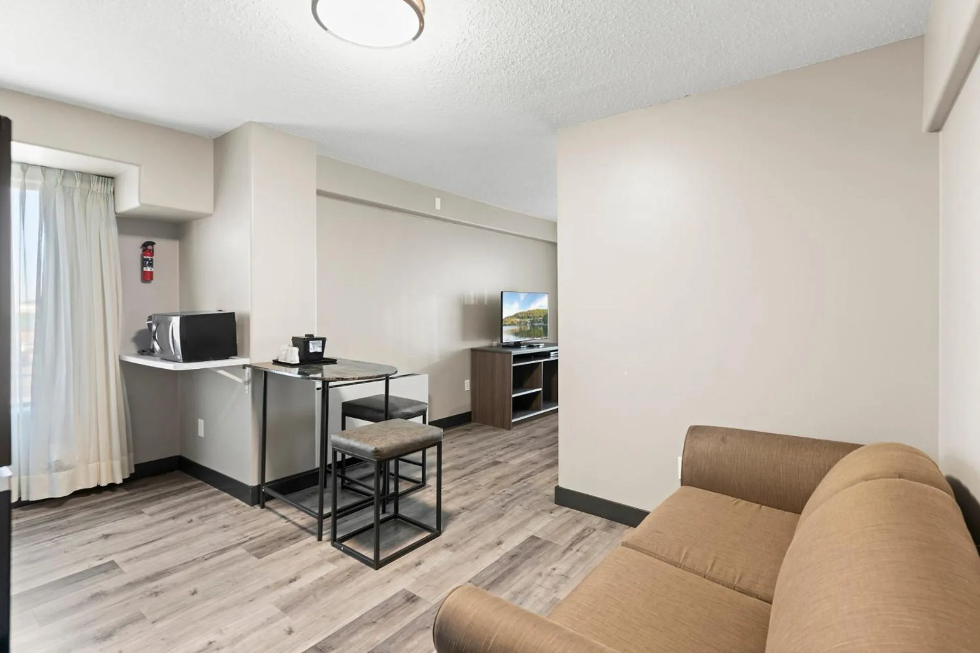 Seating area in Travelodge Hotel by Wyndham Saskatoon