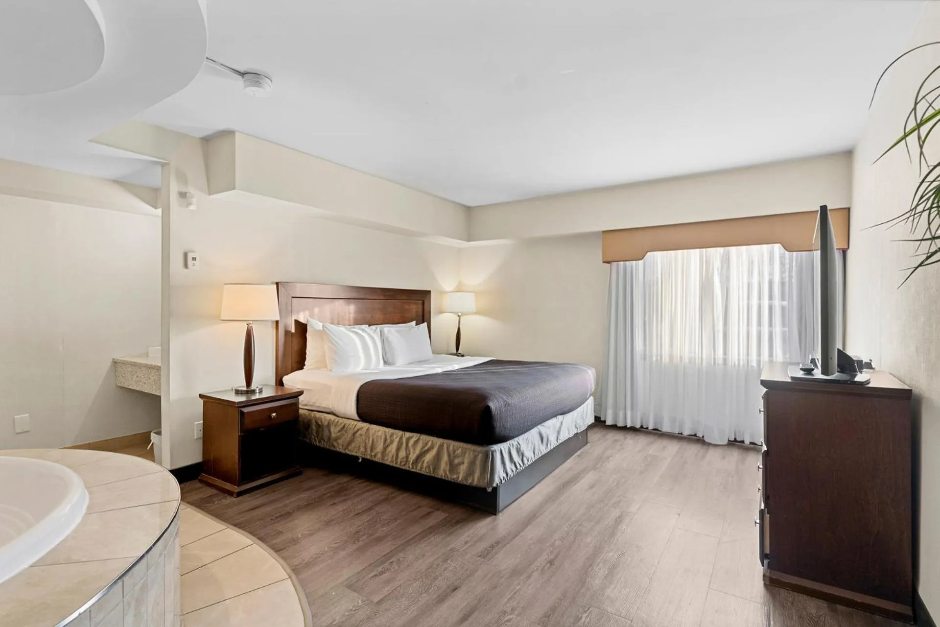 Bedroom, Bed in Travelodge Hotel by Wyndham Saskatoon