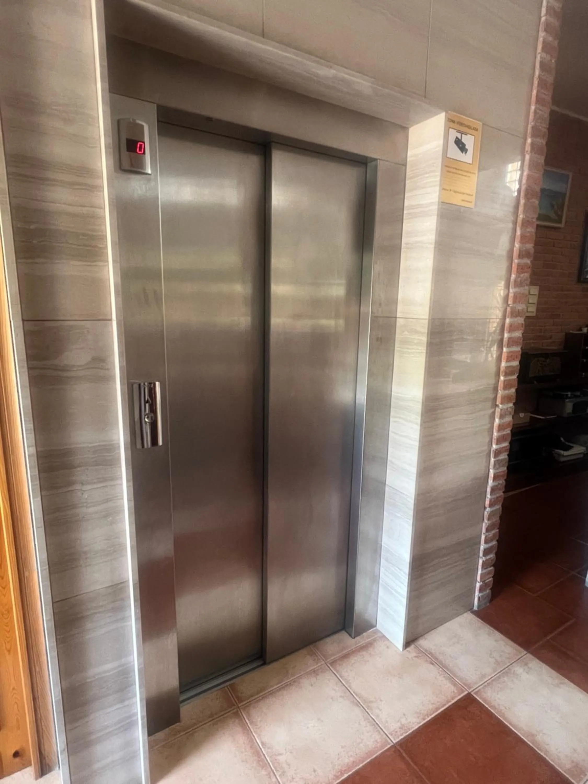elevator in Hotel Gavitu