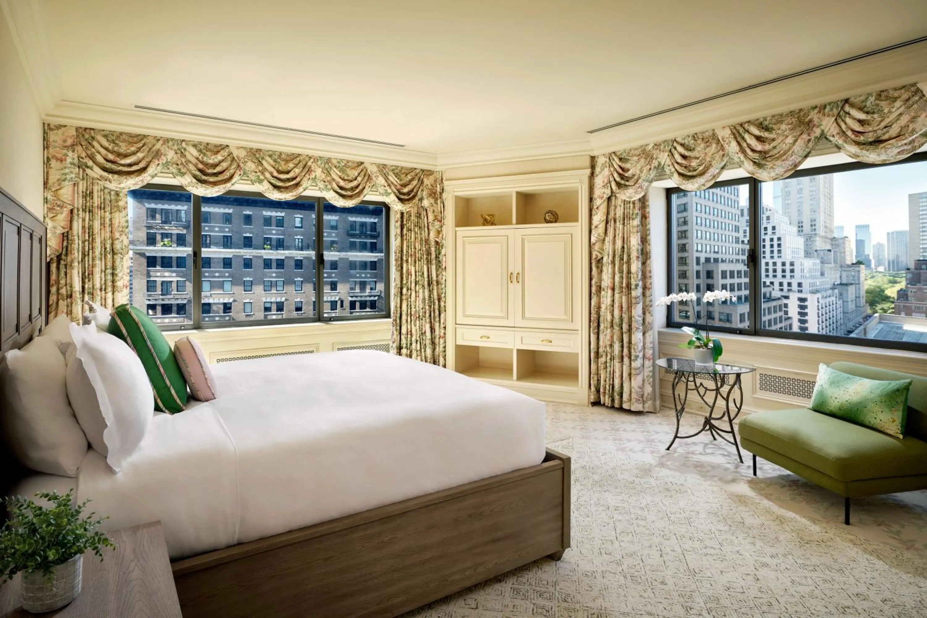 Bedroom, Bed in Loews Regency New York Hotel