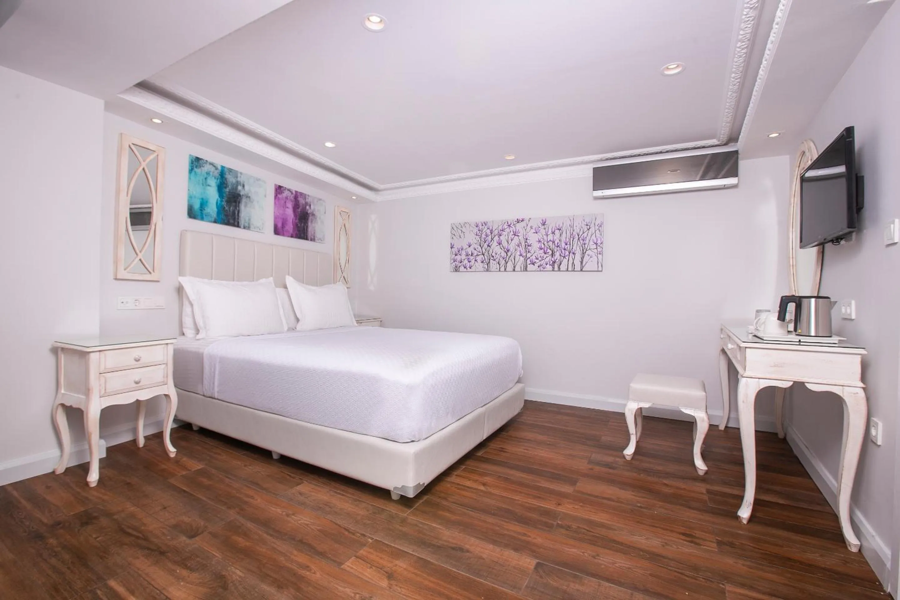 Photo of the whole room, Bed in Ascot Hotel Büyükada