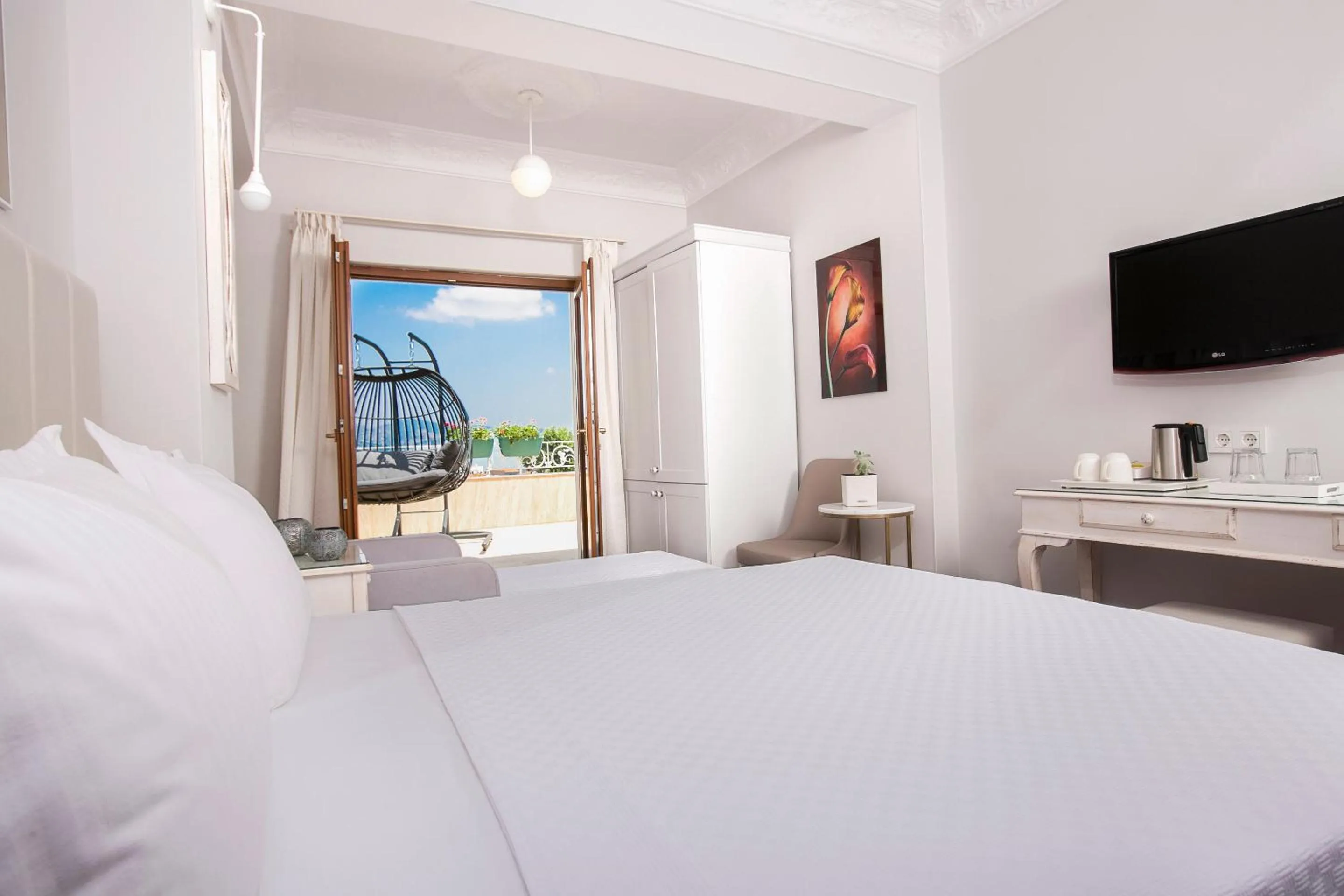 Photo of the whole room, Bed in Ascot Hotel Büyükada