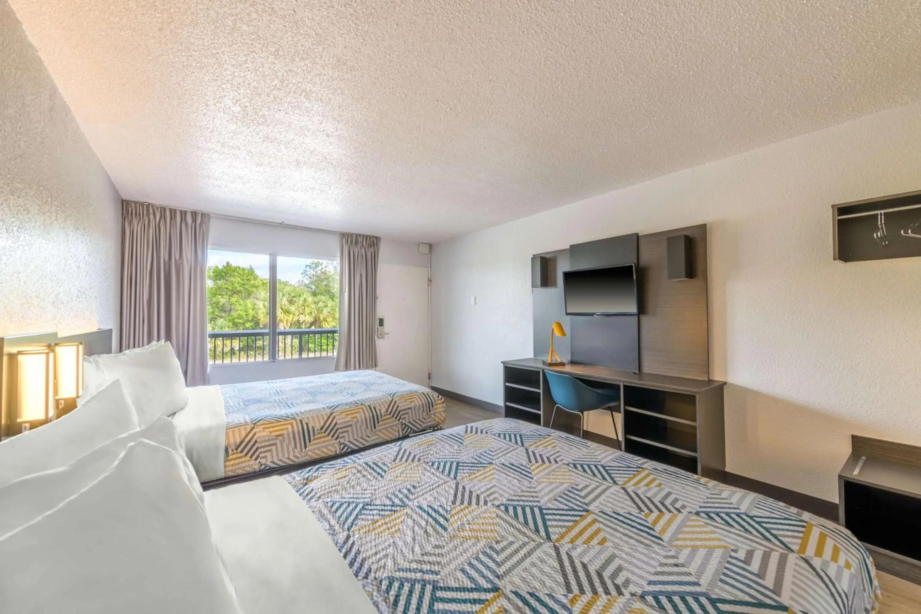 Bedroom, Bed in Motel 6-Spring Hill, FL - Weeki Wachee