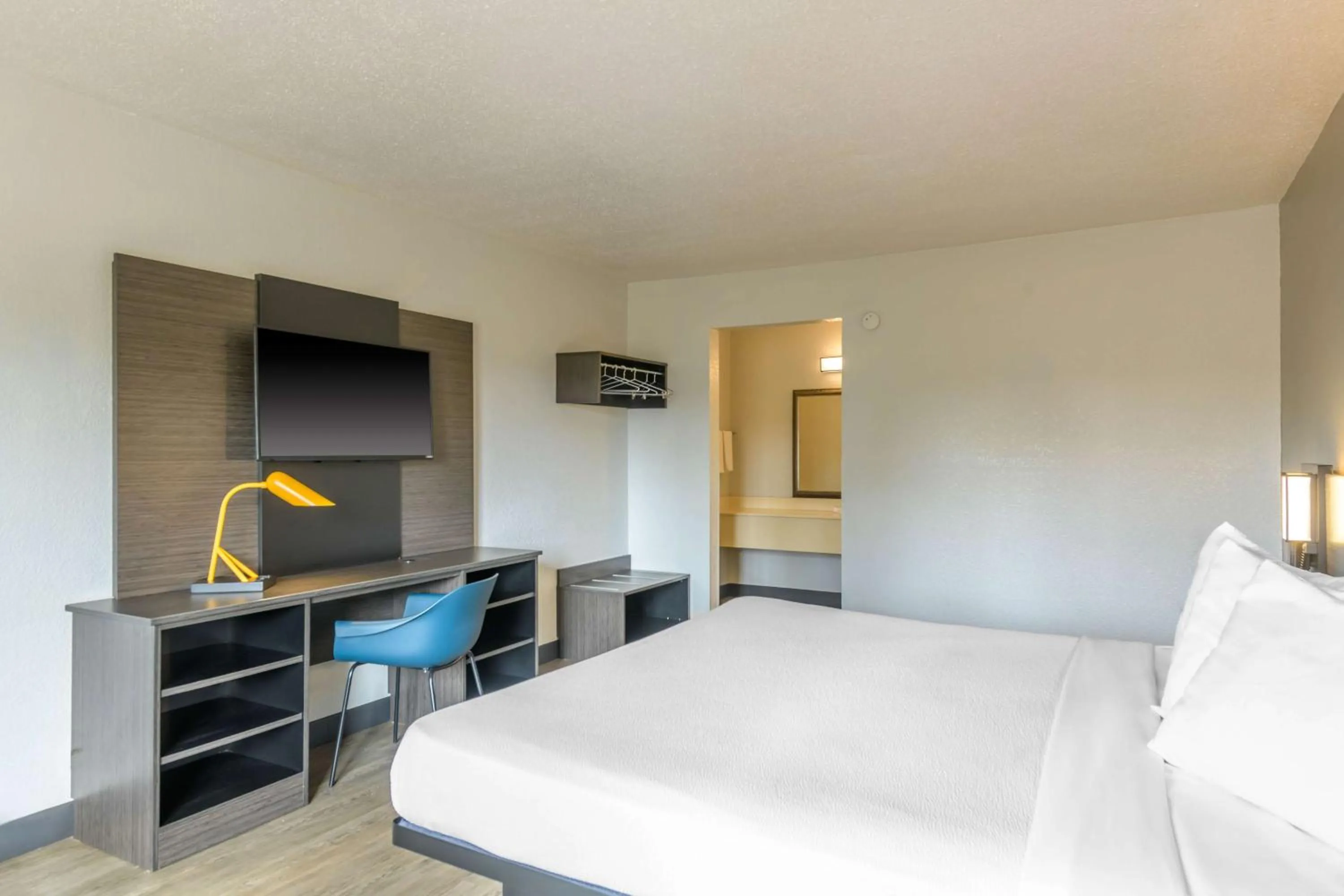 Bedroom, Bed in Motel 6-Spring Hill, FL - Weeki Wachee