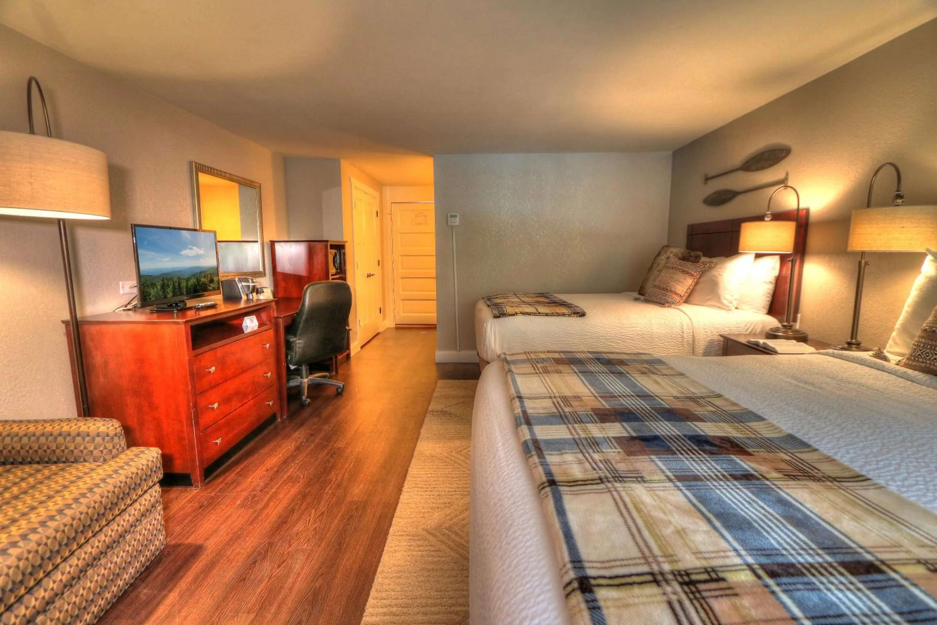 Photo of the whole room, Bed in River Edge Inn