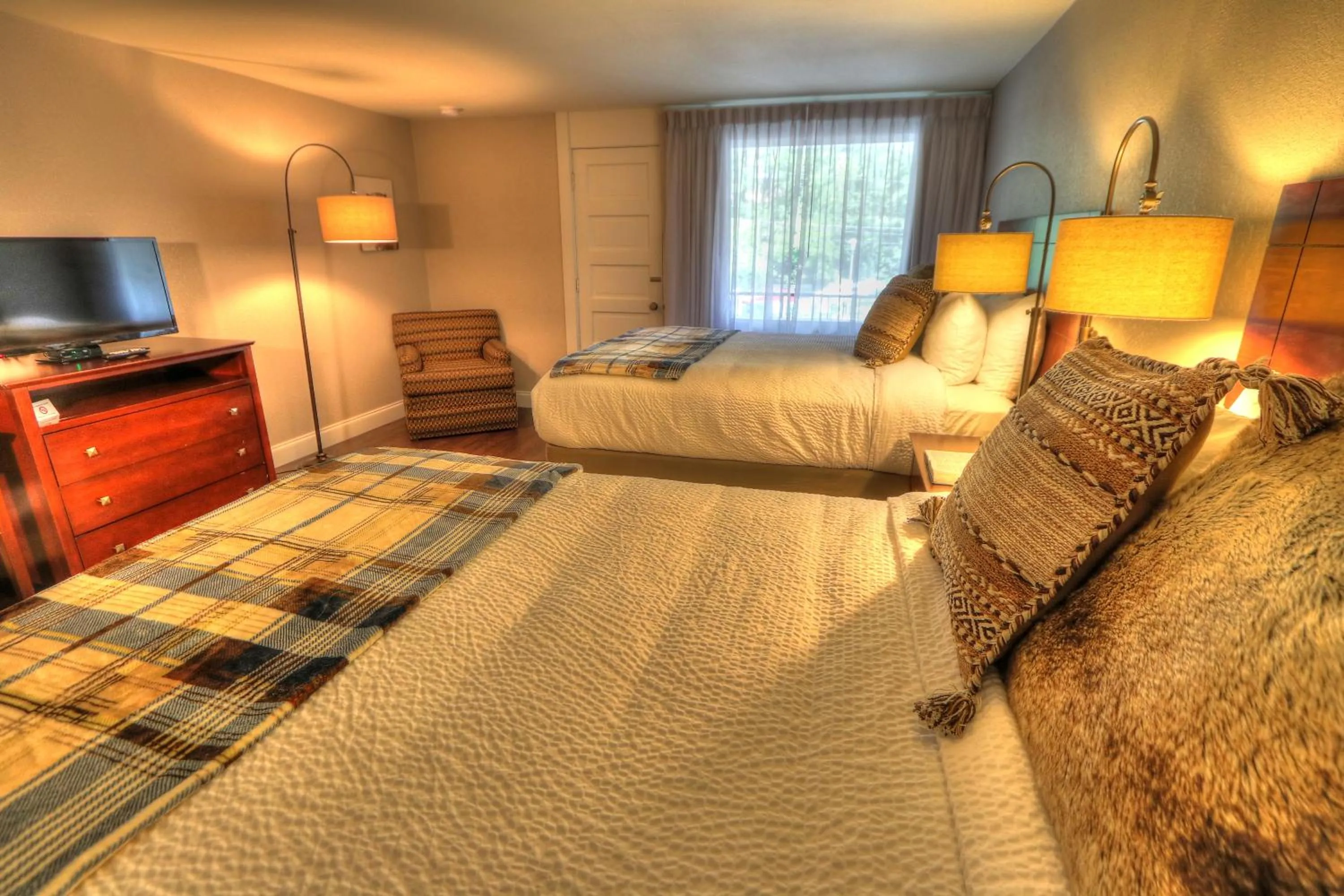 Photo of the whole room, Bed in River Edge Inn