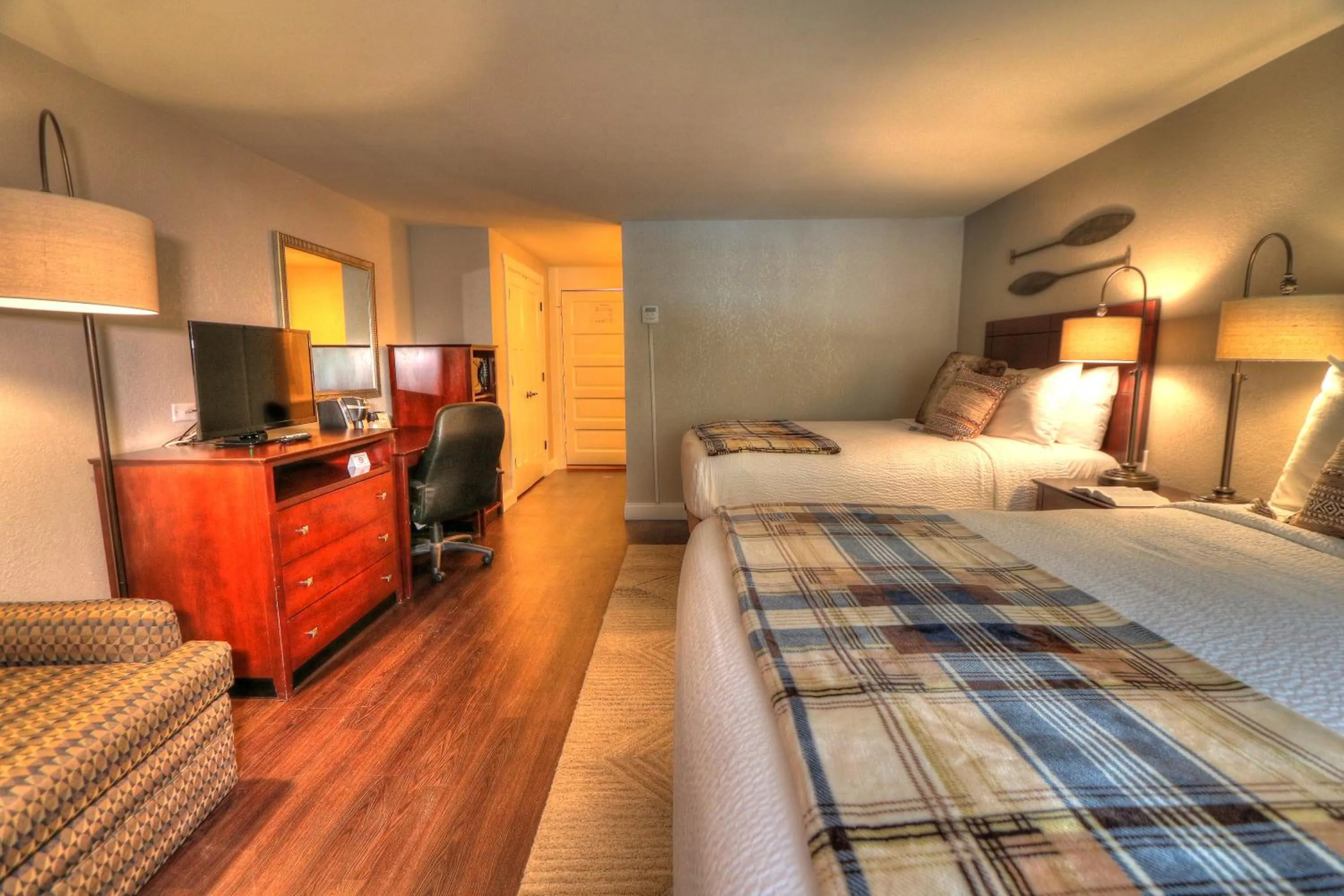 Photo of the whole room, Bed in River Edge Inn