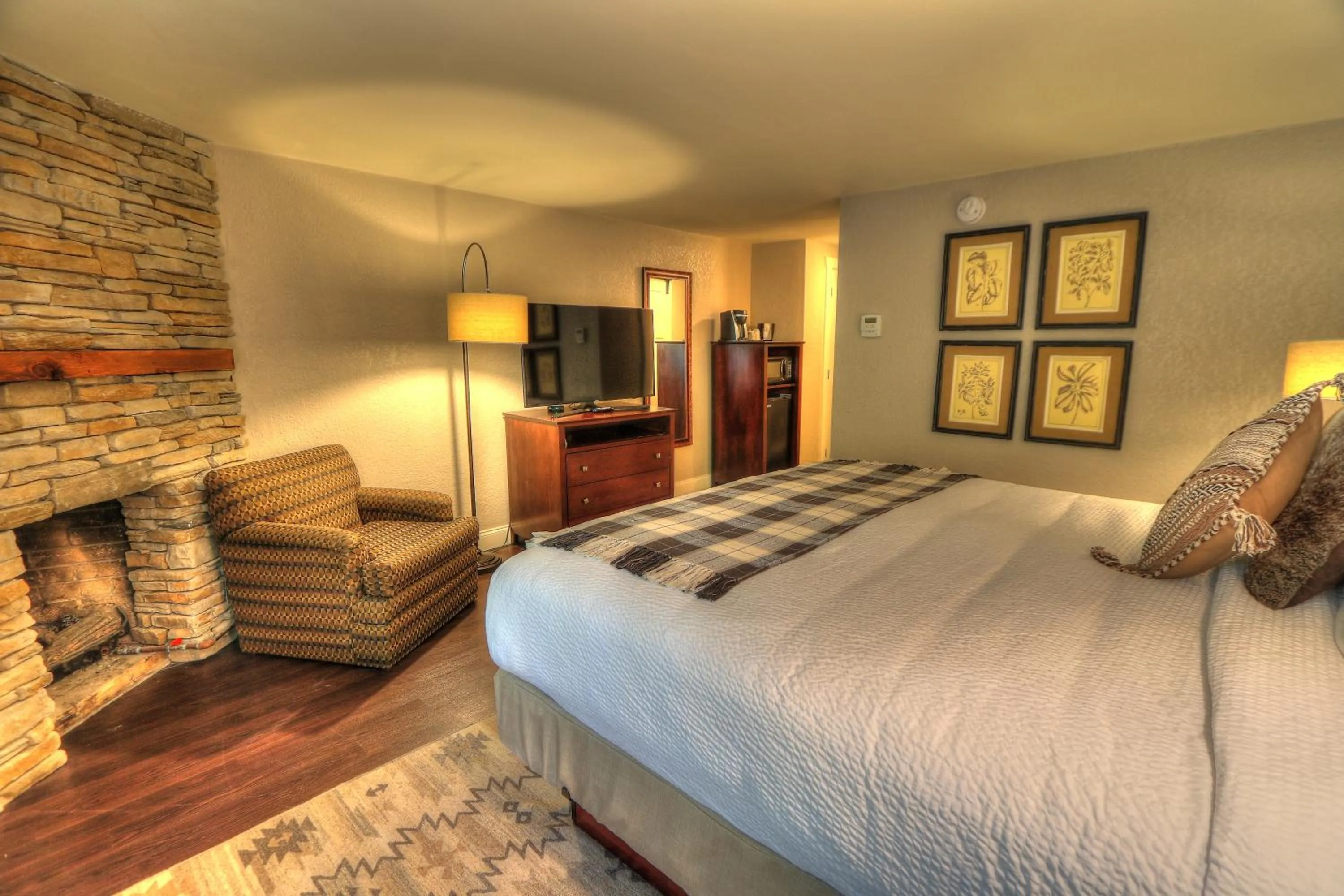 Bed in River Edge Inn