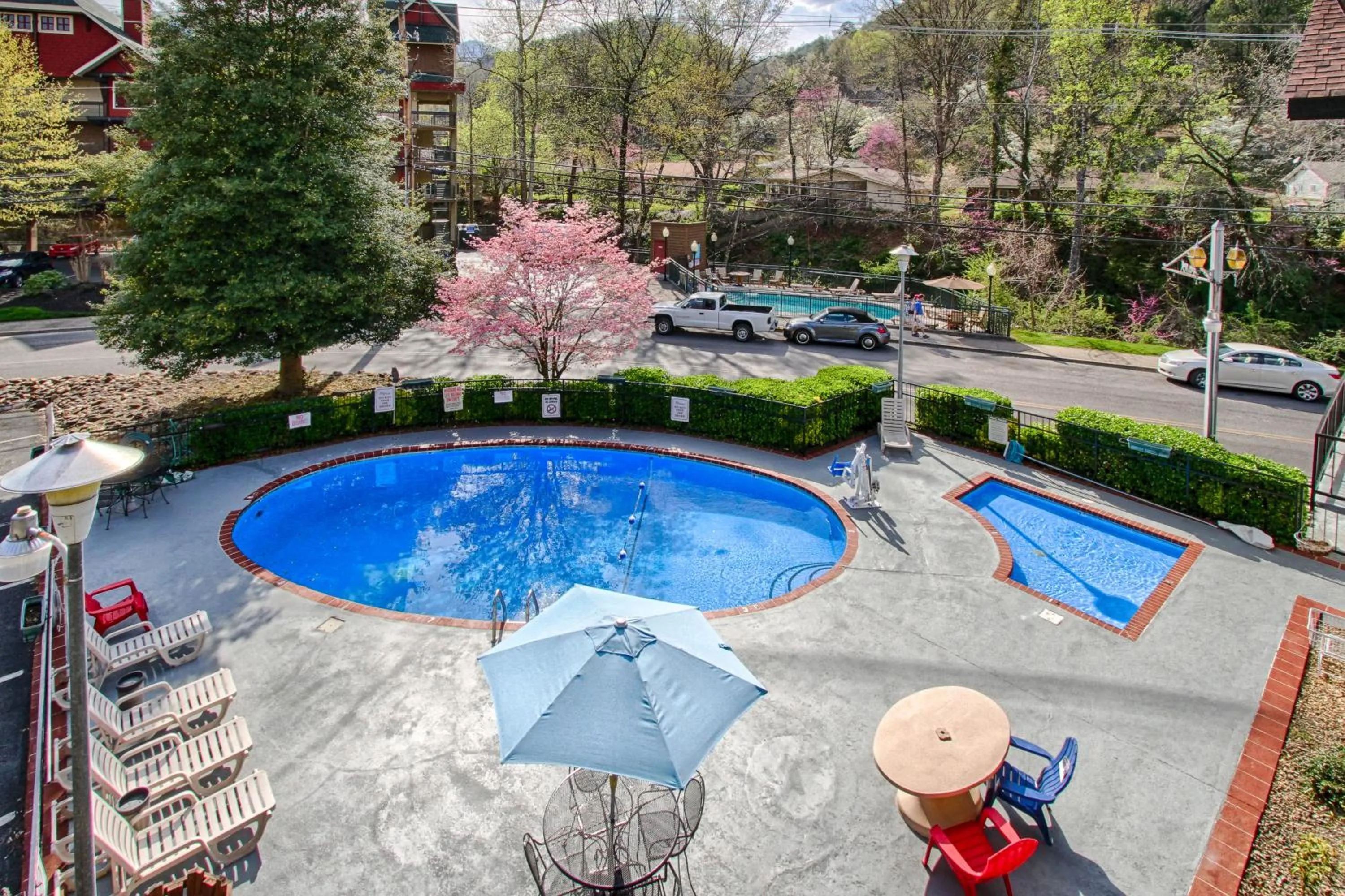 Swimming pool in River Edge Inn