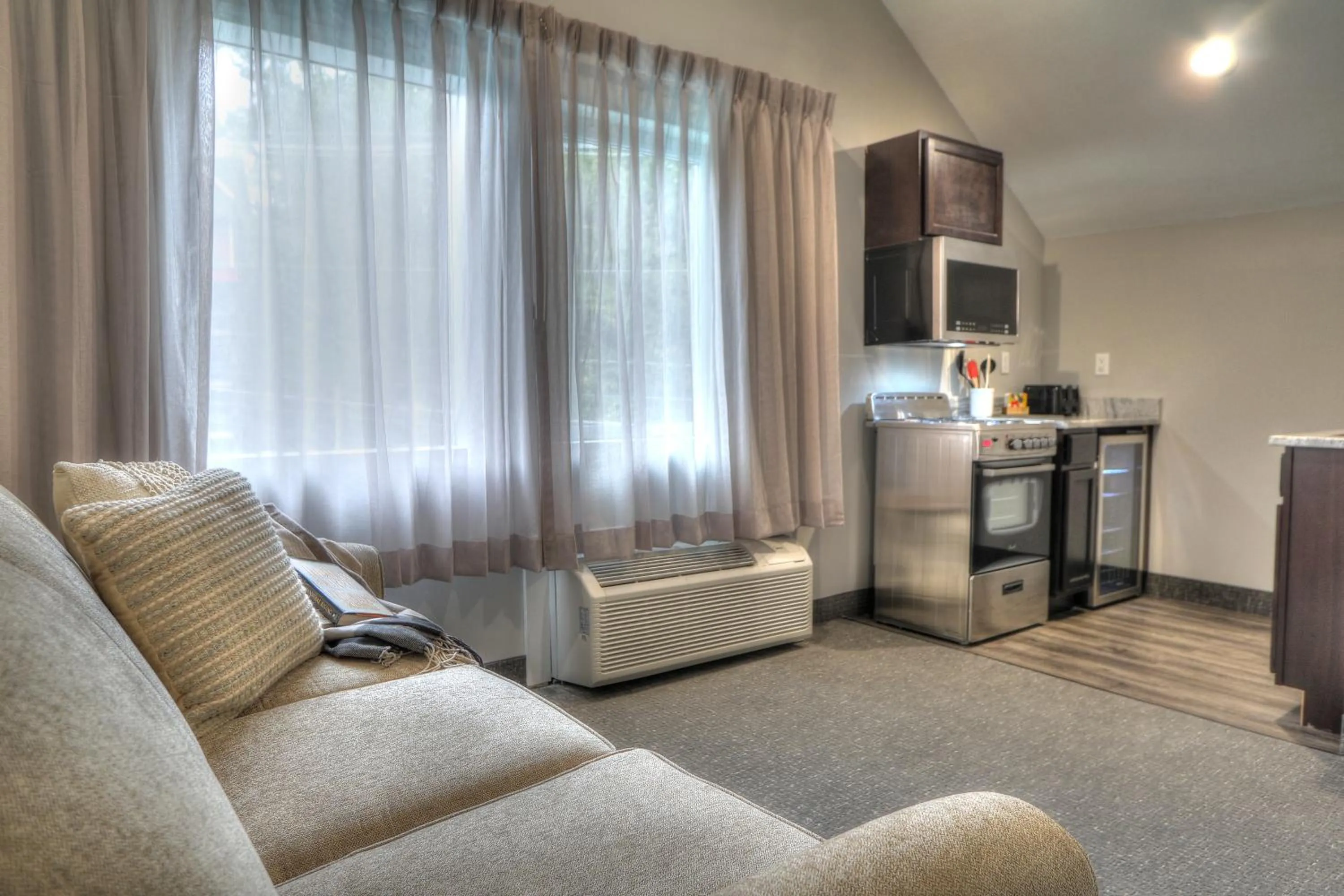 Coffee/tea facilities in River Edge Inn