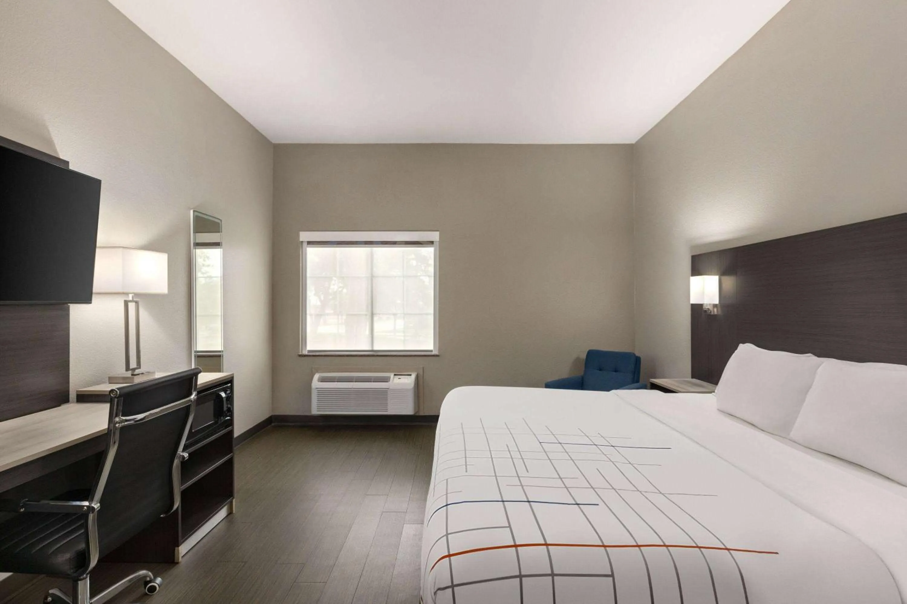 Photo of the whole room, Bed in La Quinta by Wyndham San Antonio North Stone Oak