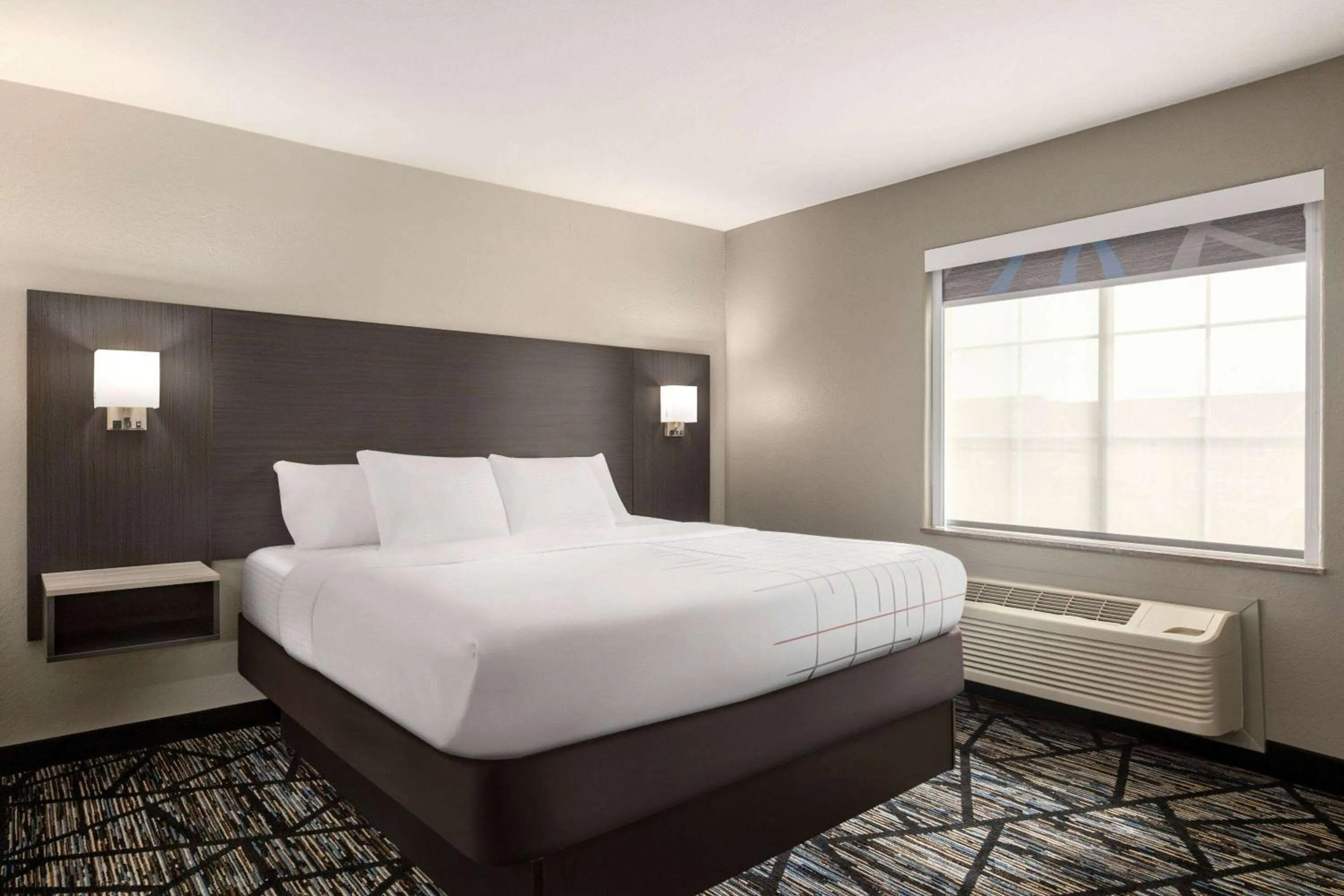 Photo of the whole room, Bed in La Quinta by Wyndham San Antonio North Stone Oak